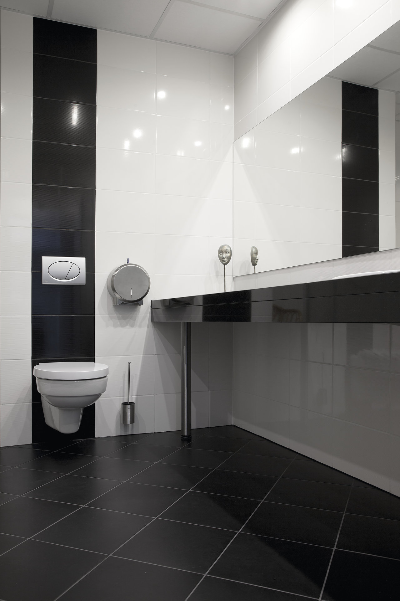 Elegant black and white tiles for a modern bathroom ambiance.