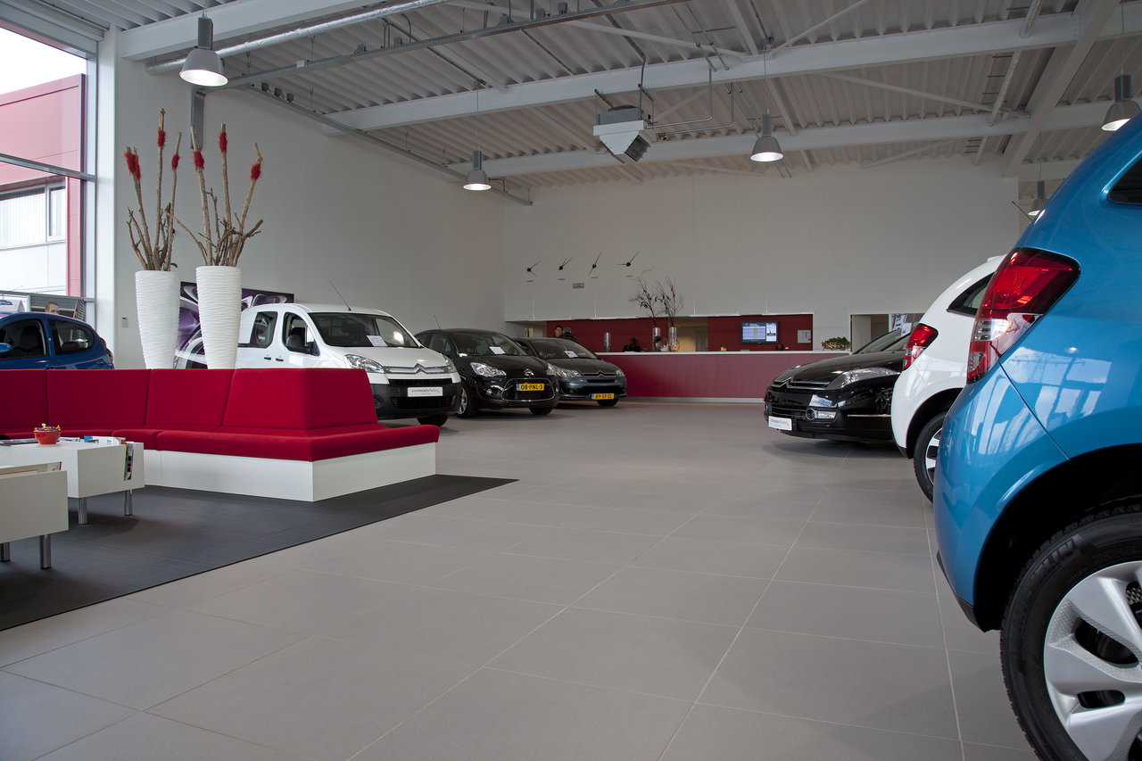 Bright, large-format tiles in a modern car showroom.