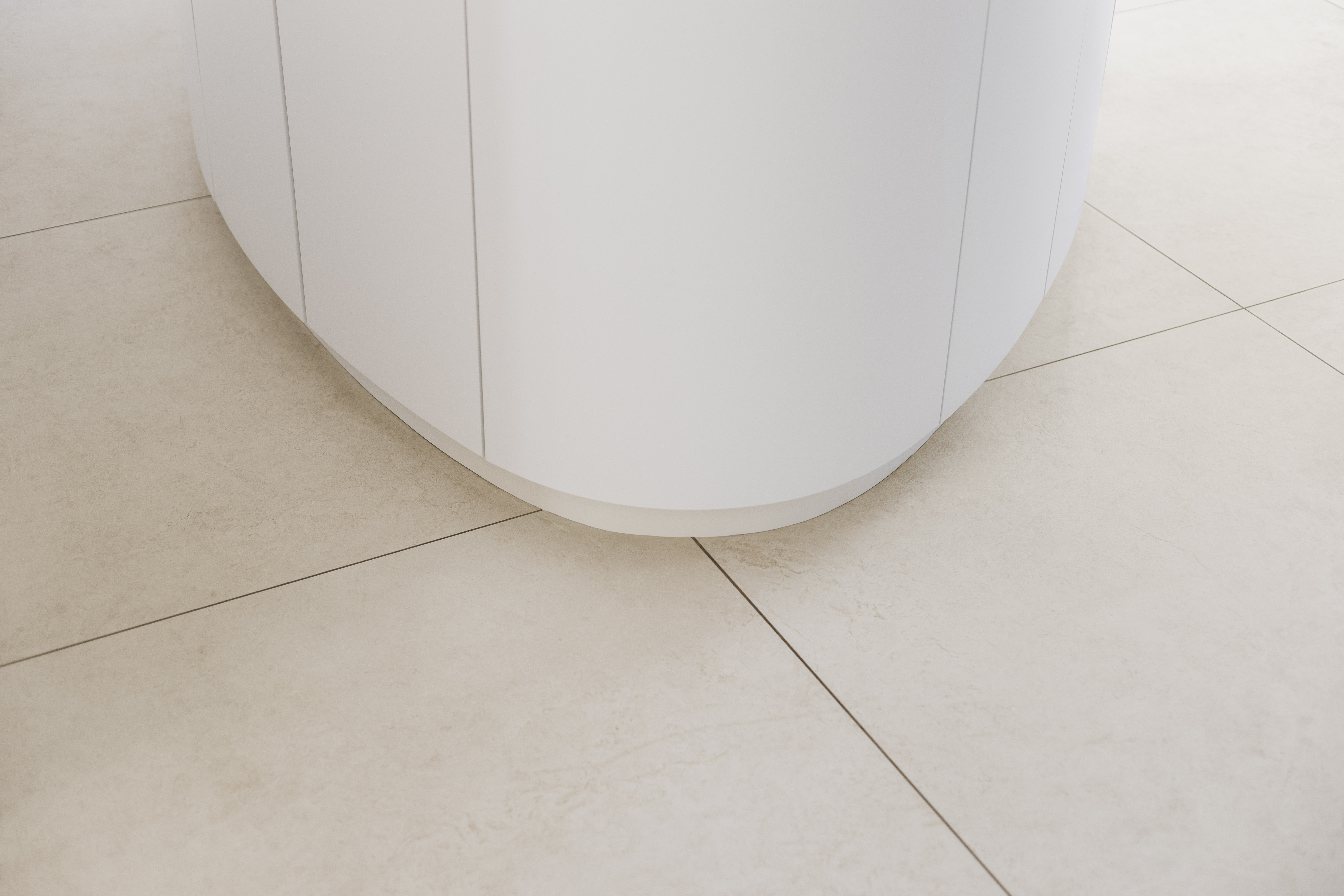 Bright, large-format tiles with fine joints and modern design.