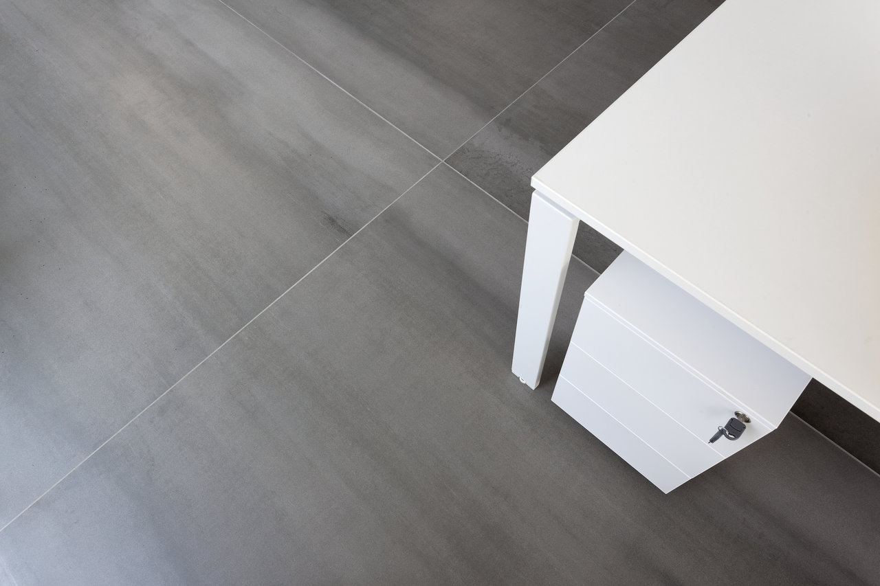 High-quality grey concrete-effect tiles for modern living spaces.