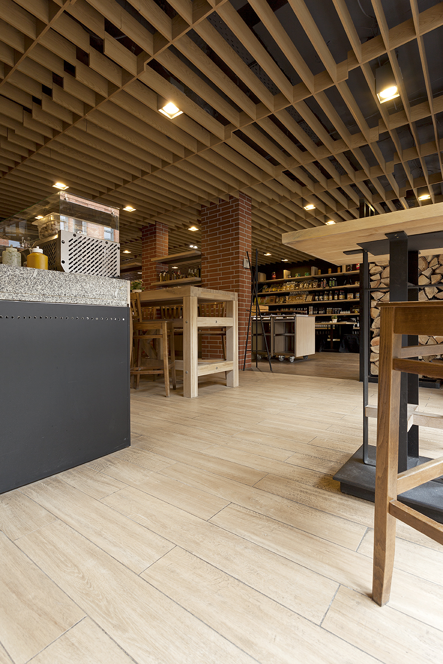 Modern interior with light wood-effect floor tiles.