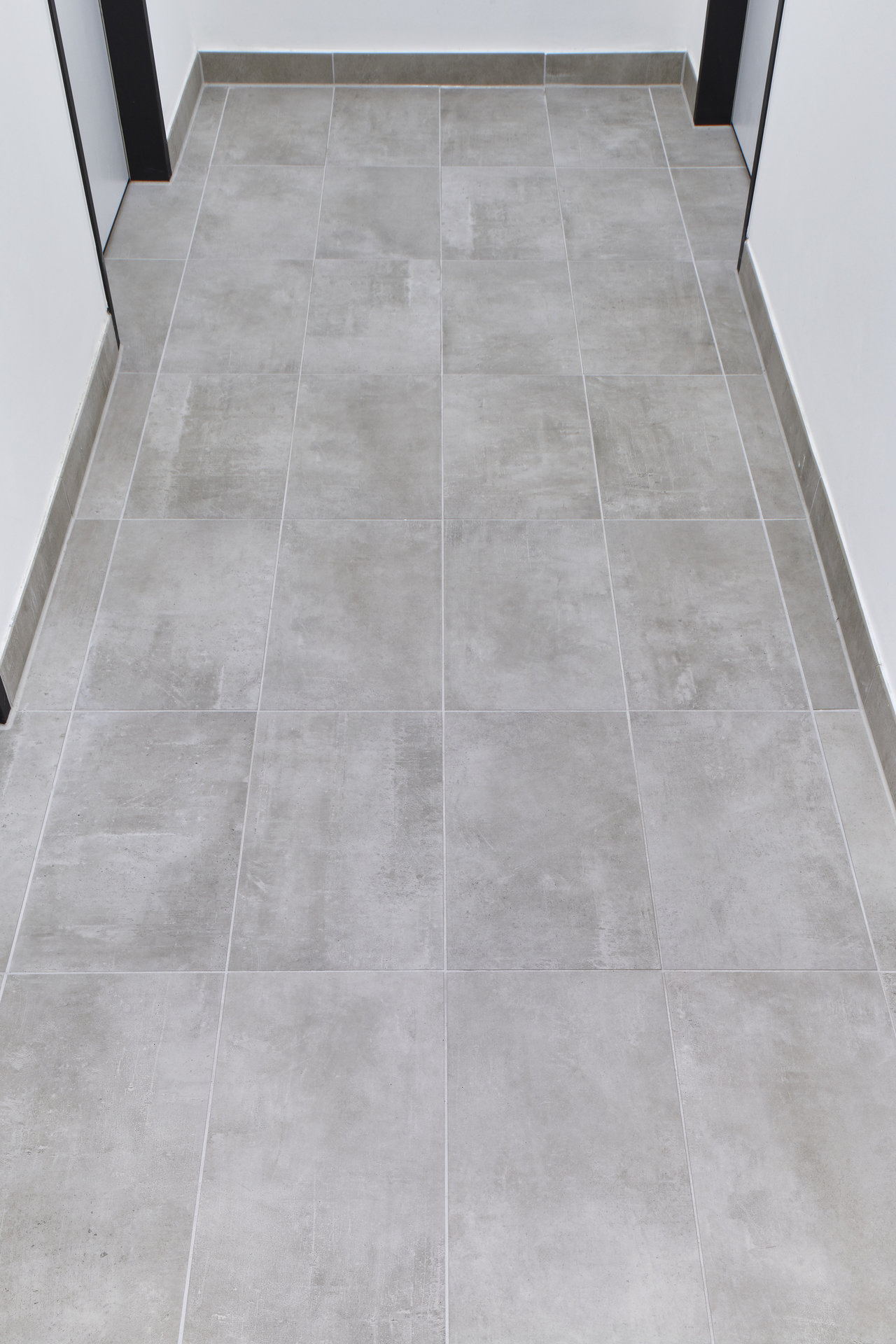 High-quality grey concrete-effect floor tiles for modern interiors.