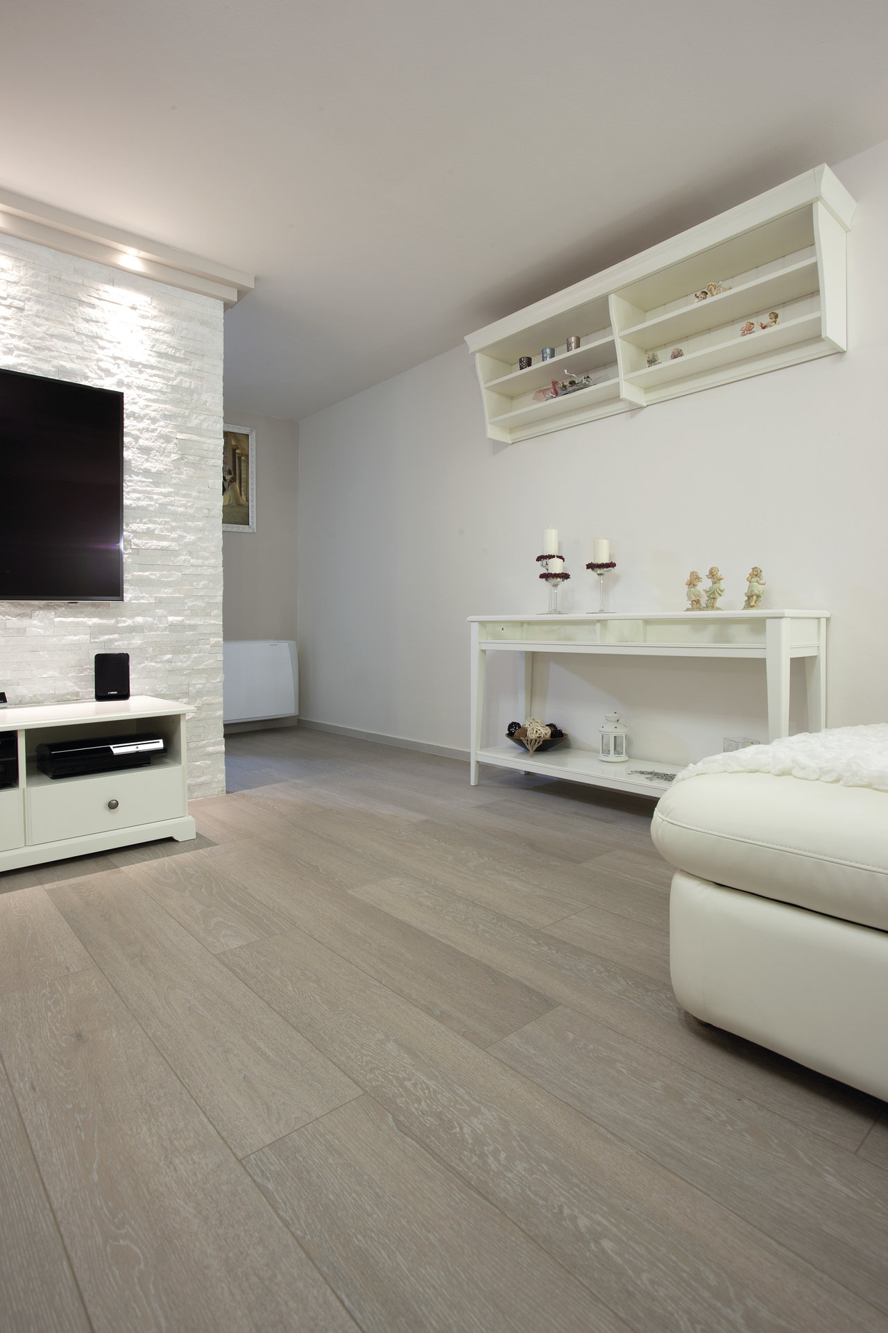 High-quality wood-look tiles, light grey, in a modern living area.