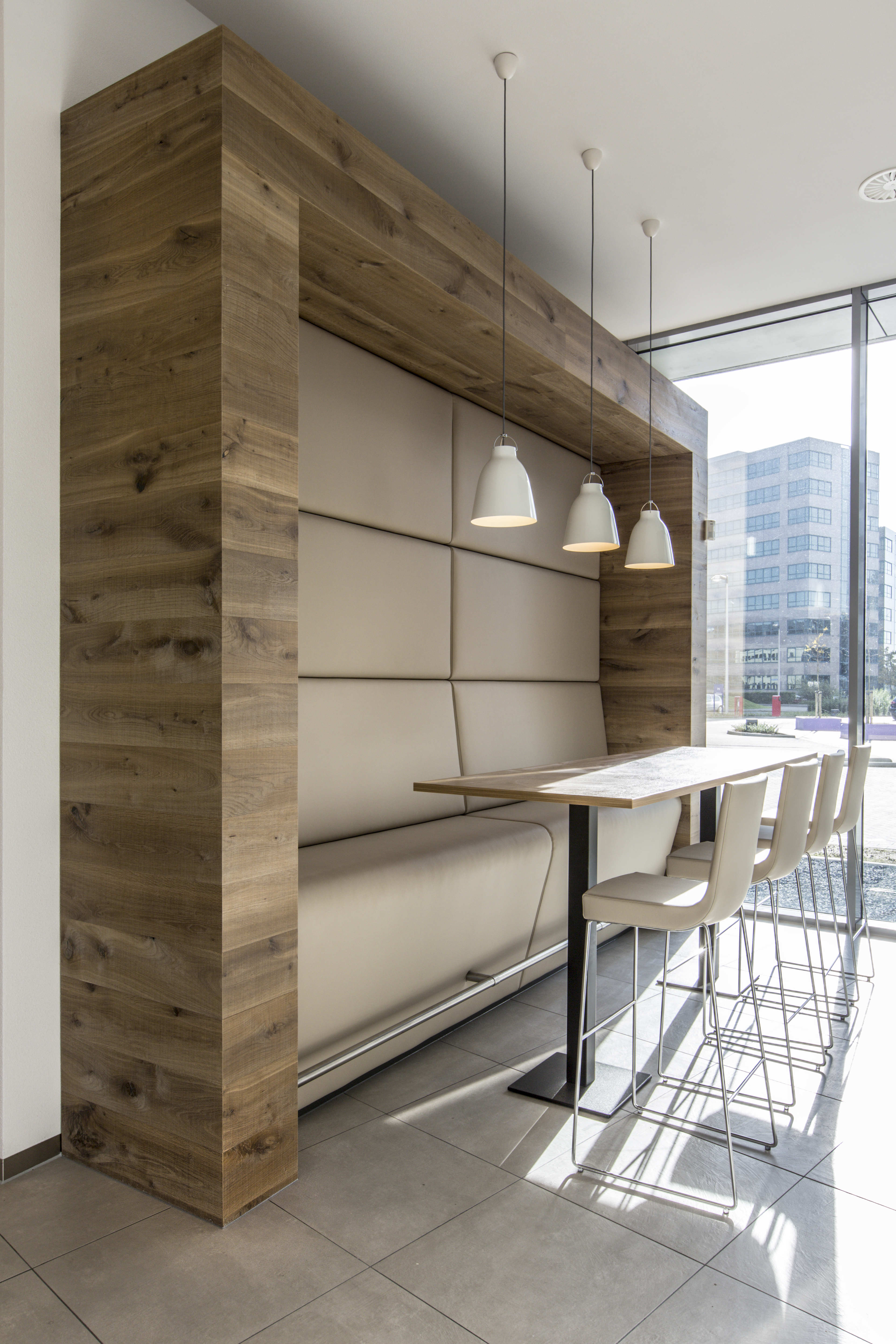 Light, large-format tiles in a modern interior with wooden elements.