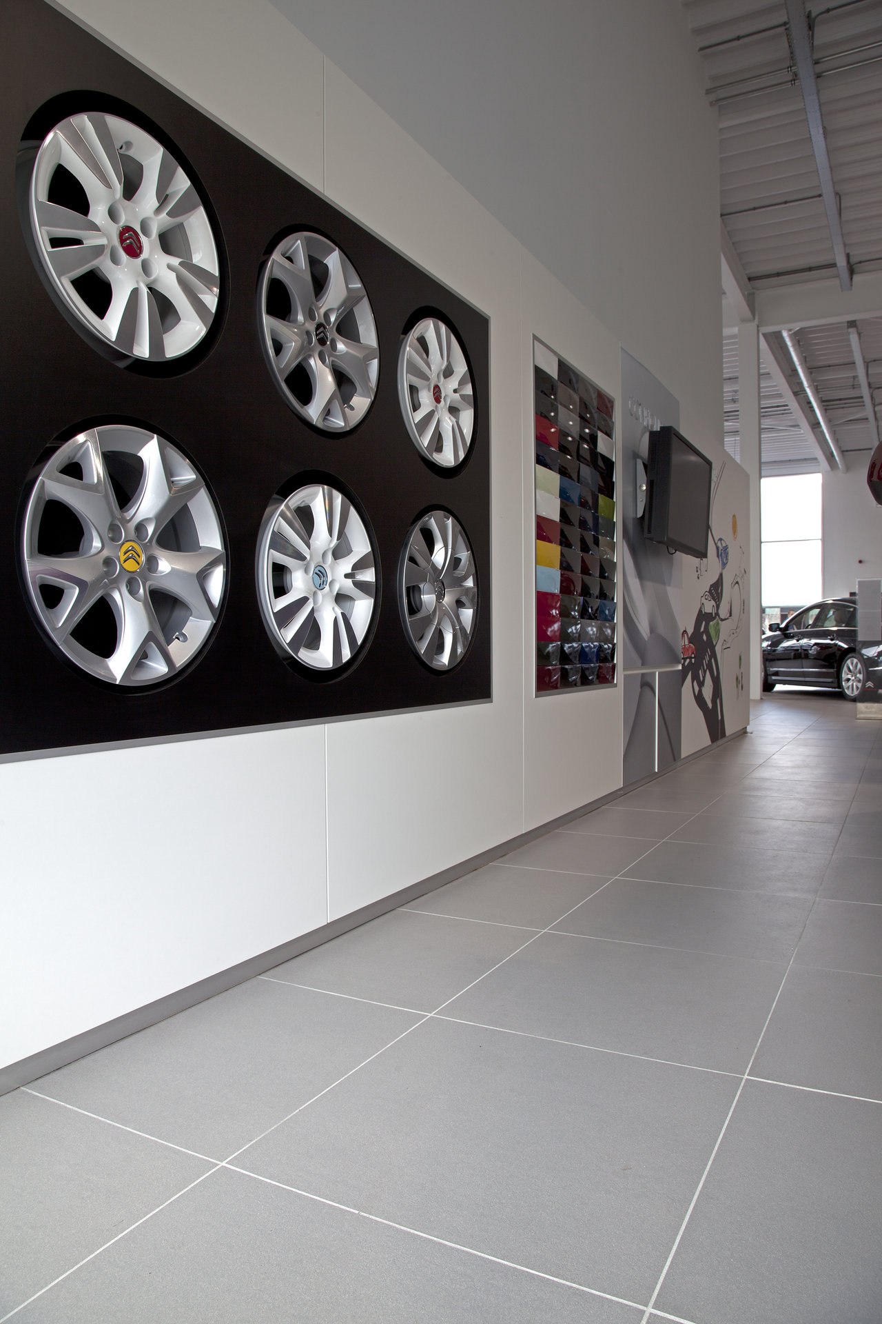 High-quality, light grey large format tiles with light grout for modern interiors.