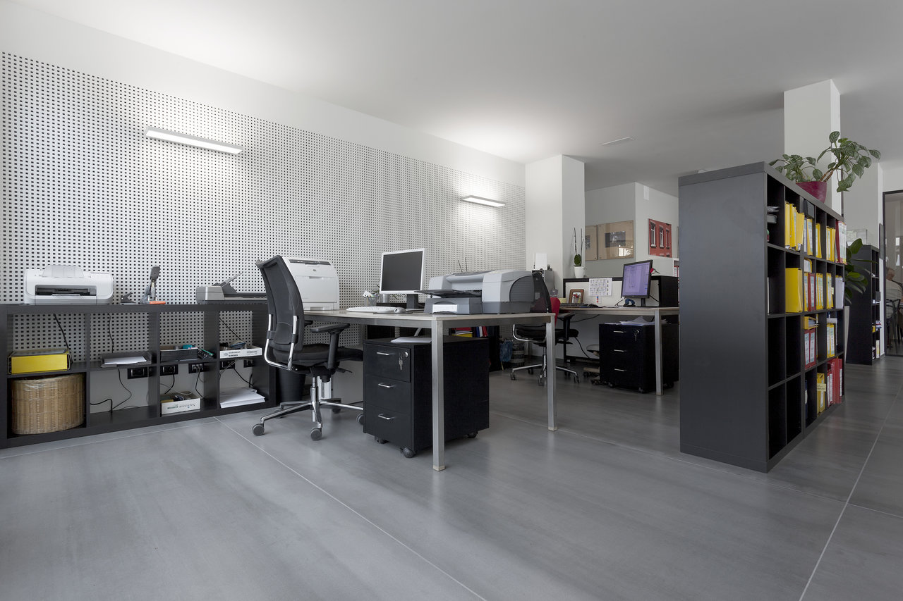 Elegant office floor with high-quality, large-format grey tiles.