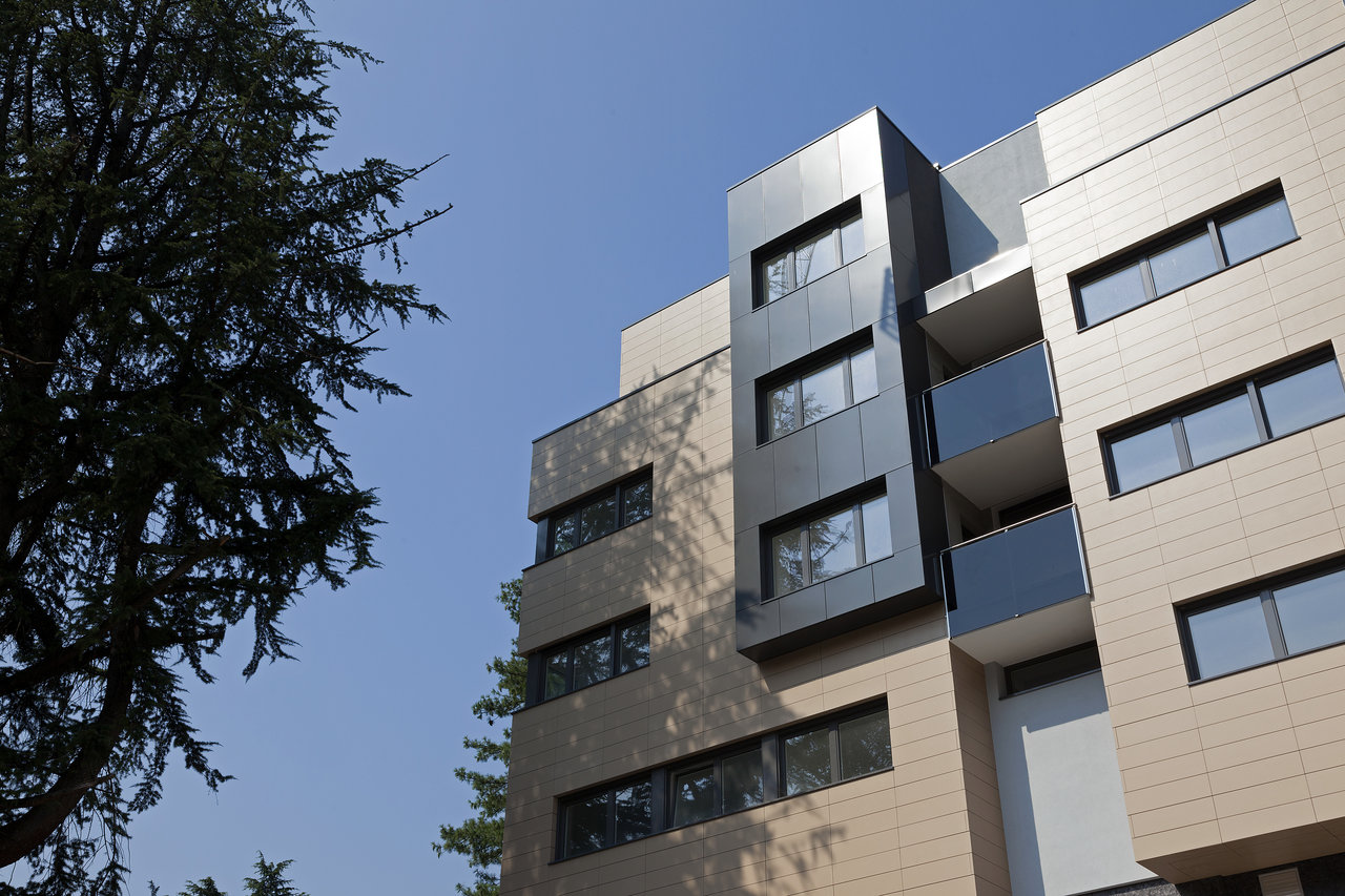 Modern facade with premium beige and anthracite outdoor tiles.