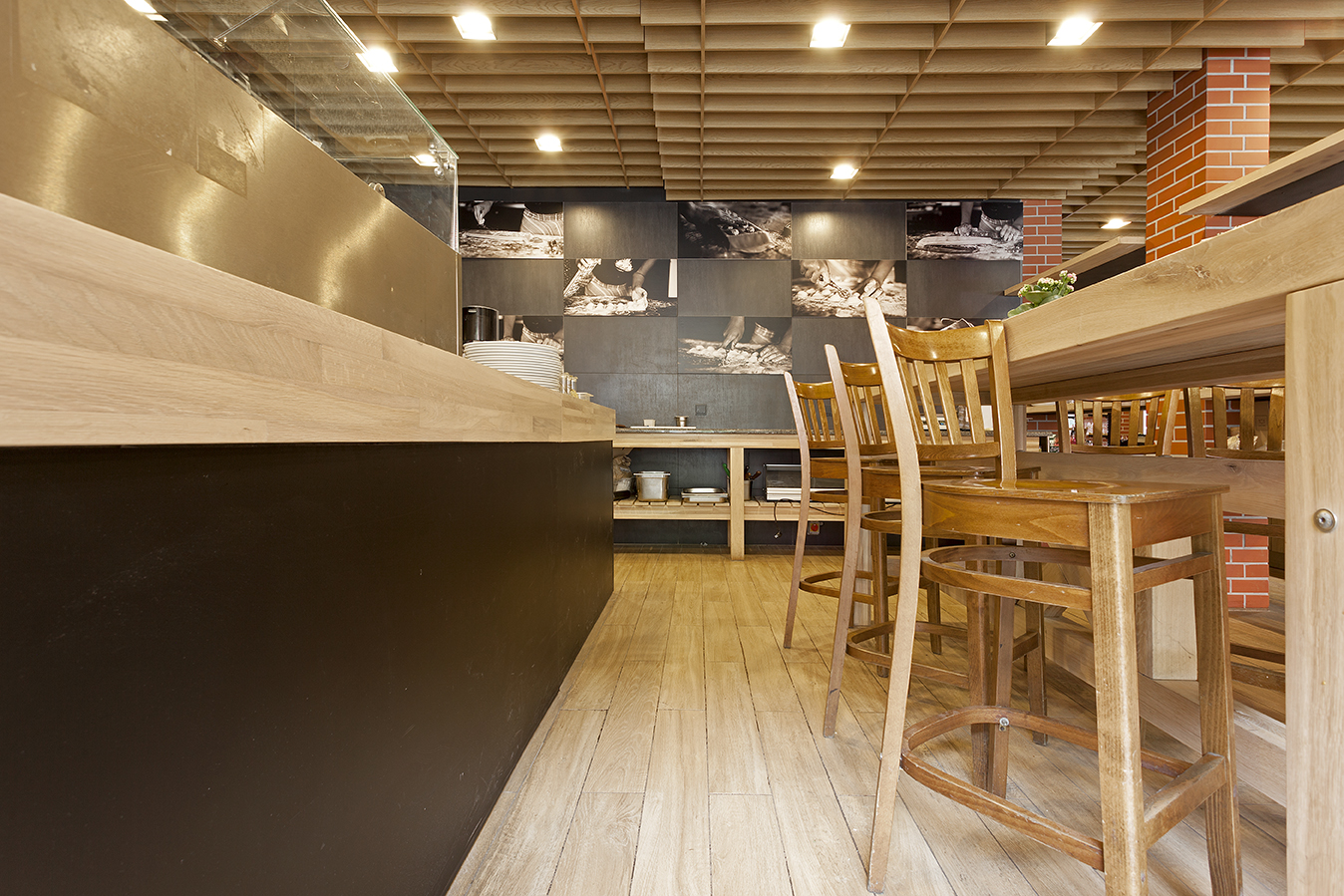 Stylish interior with light wood-look floor tiles and dark wall tiles.
