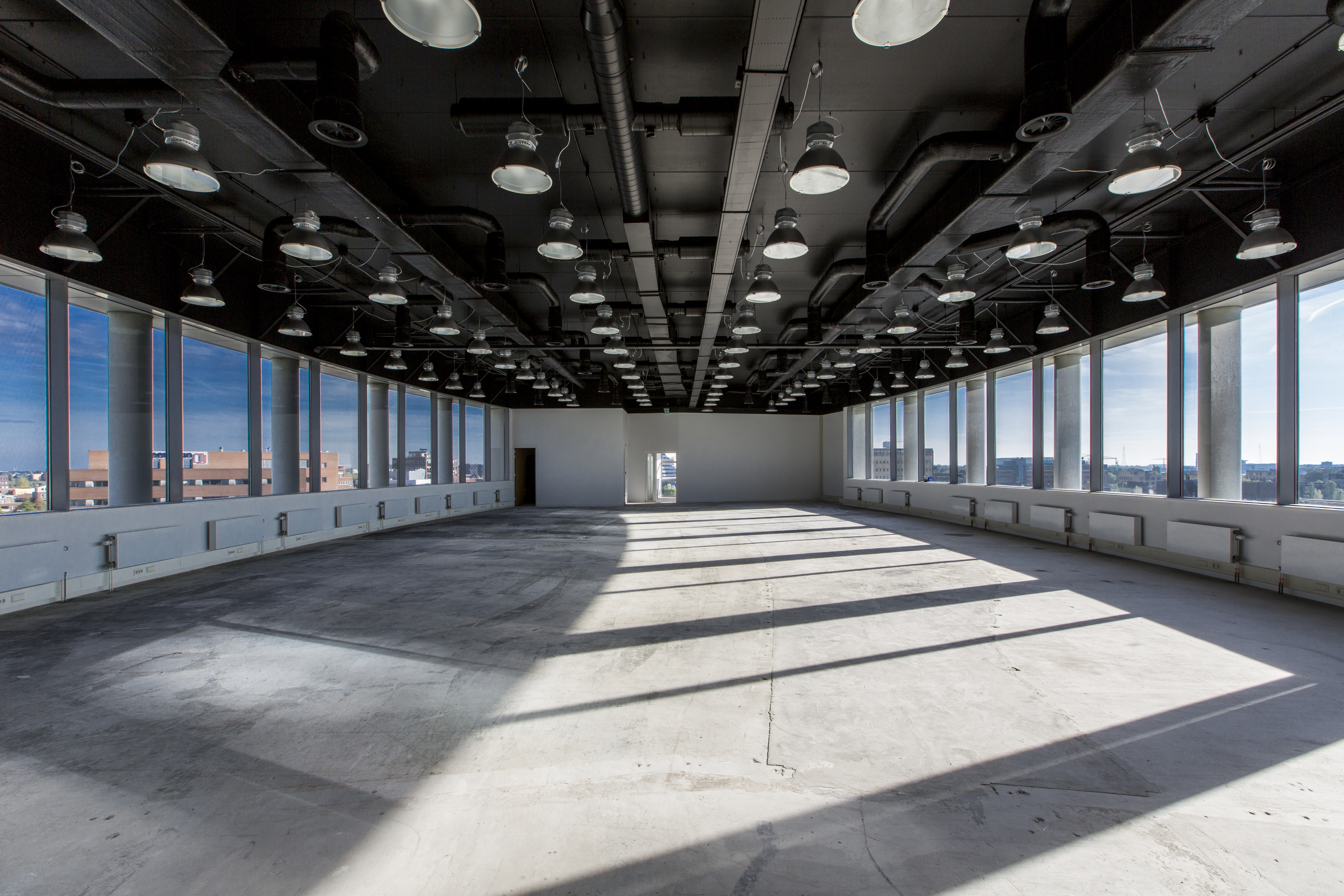 Large, bright room with concrete floor, ready for new Porcelaingres or Schöner Wohnen tiles.