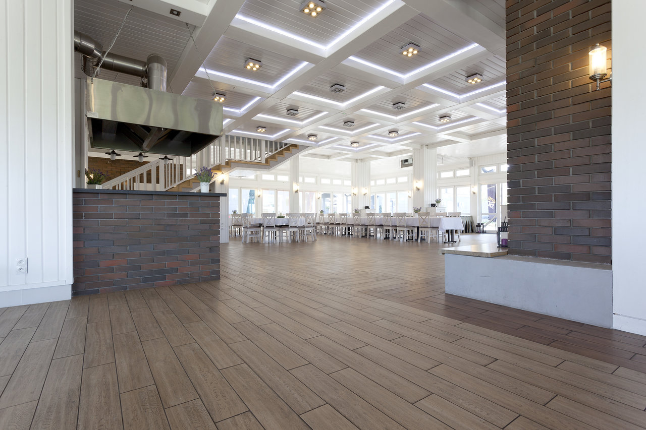 Elegant interior with high-quality wood-look floor tiles and brick-look accents.