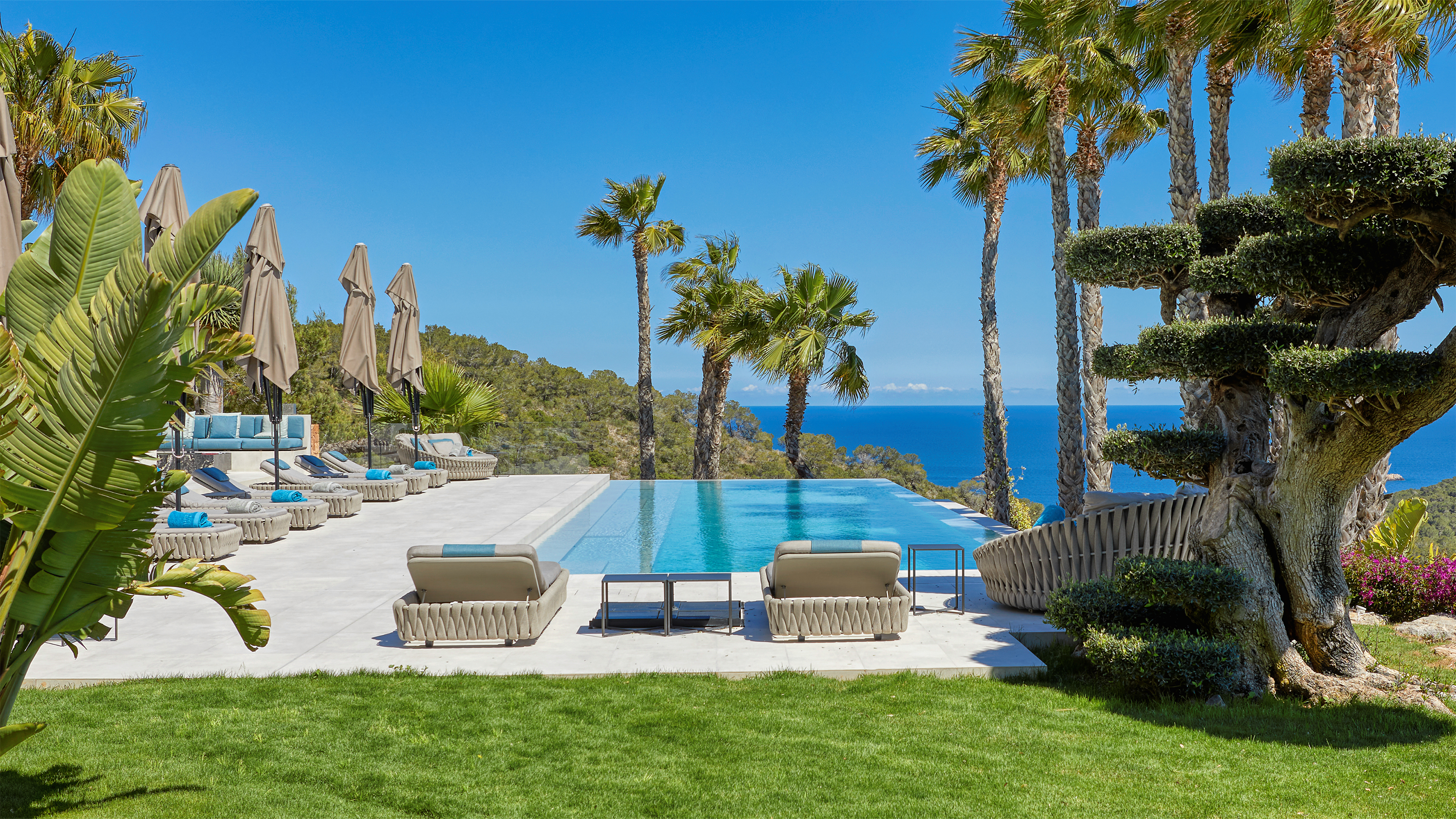 Light outdoor tiles, infinity pool, sea view & palms.