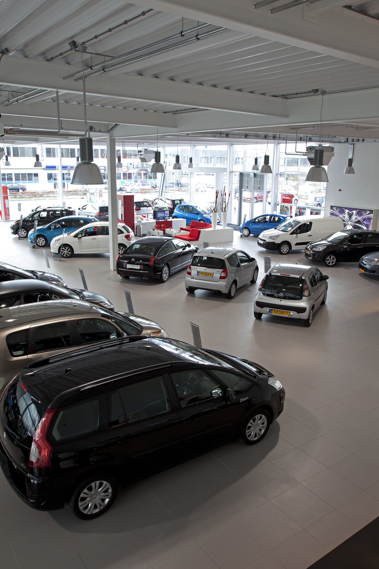 Bright, modern car showroom floor, perfect for our premium Porcelaingres tiles.