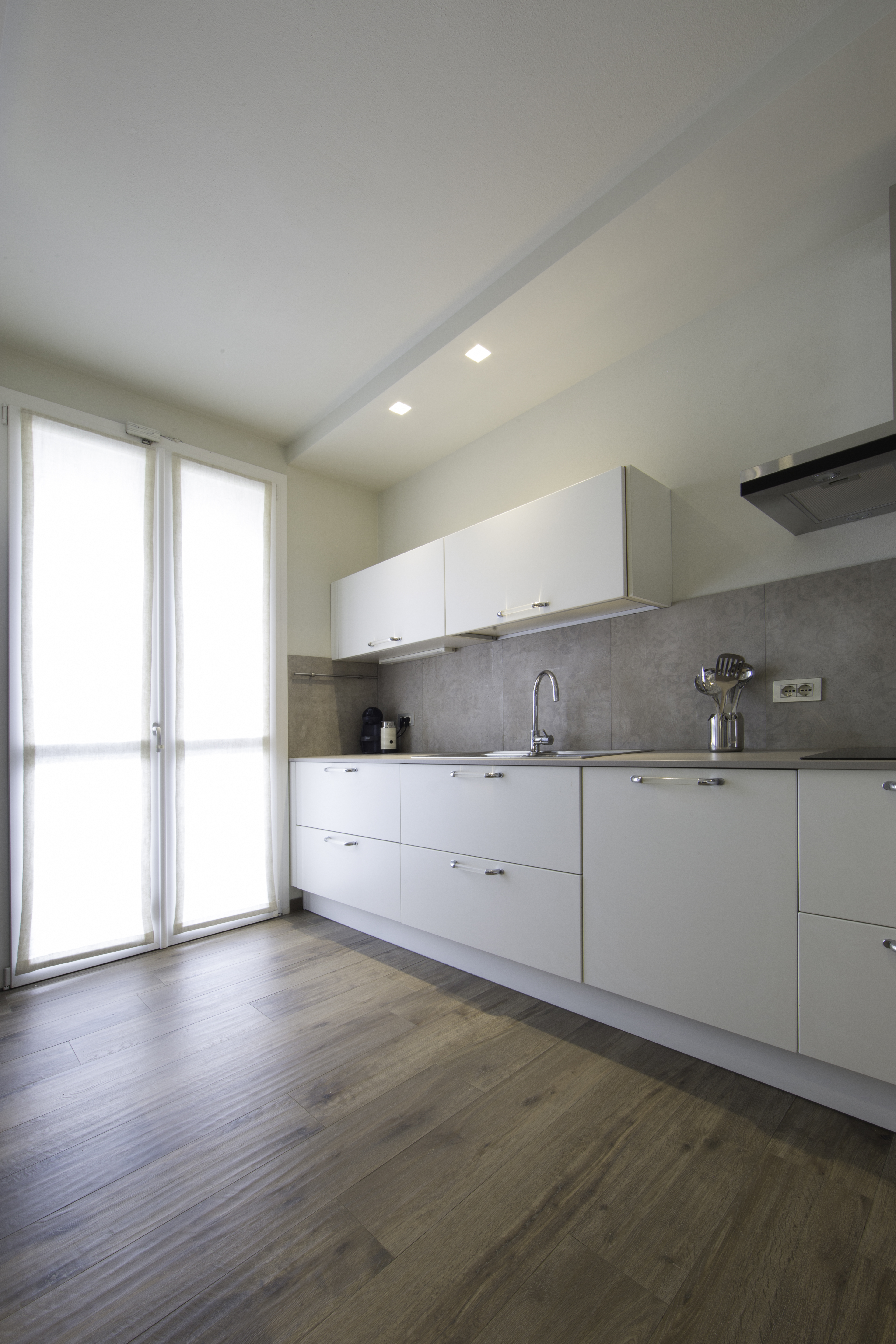 Modern kitchen with elegant wood-look and concrete-look tiles.
