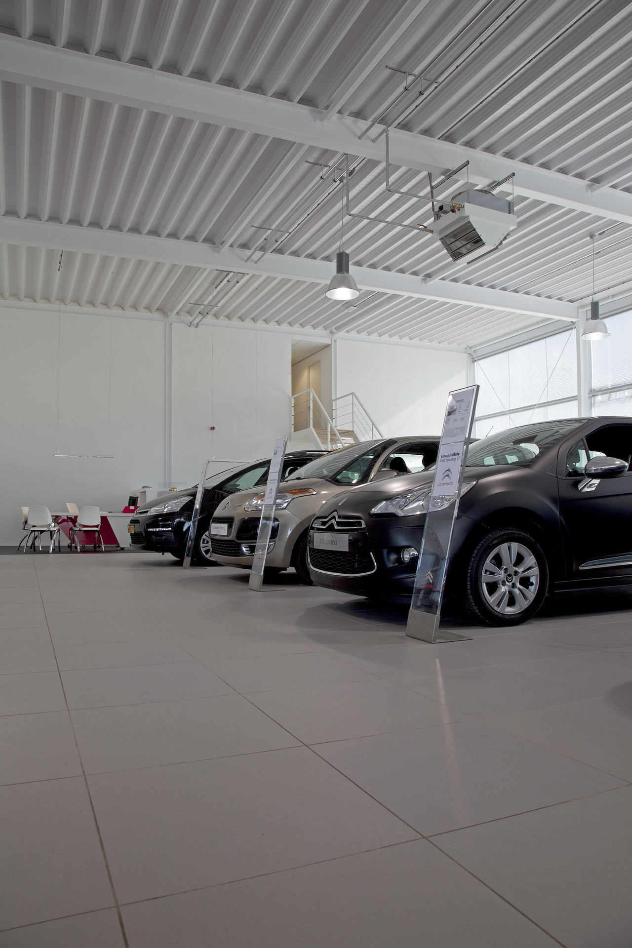 Light, large format tiles for car showrooms, ideal for high traffic.