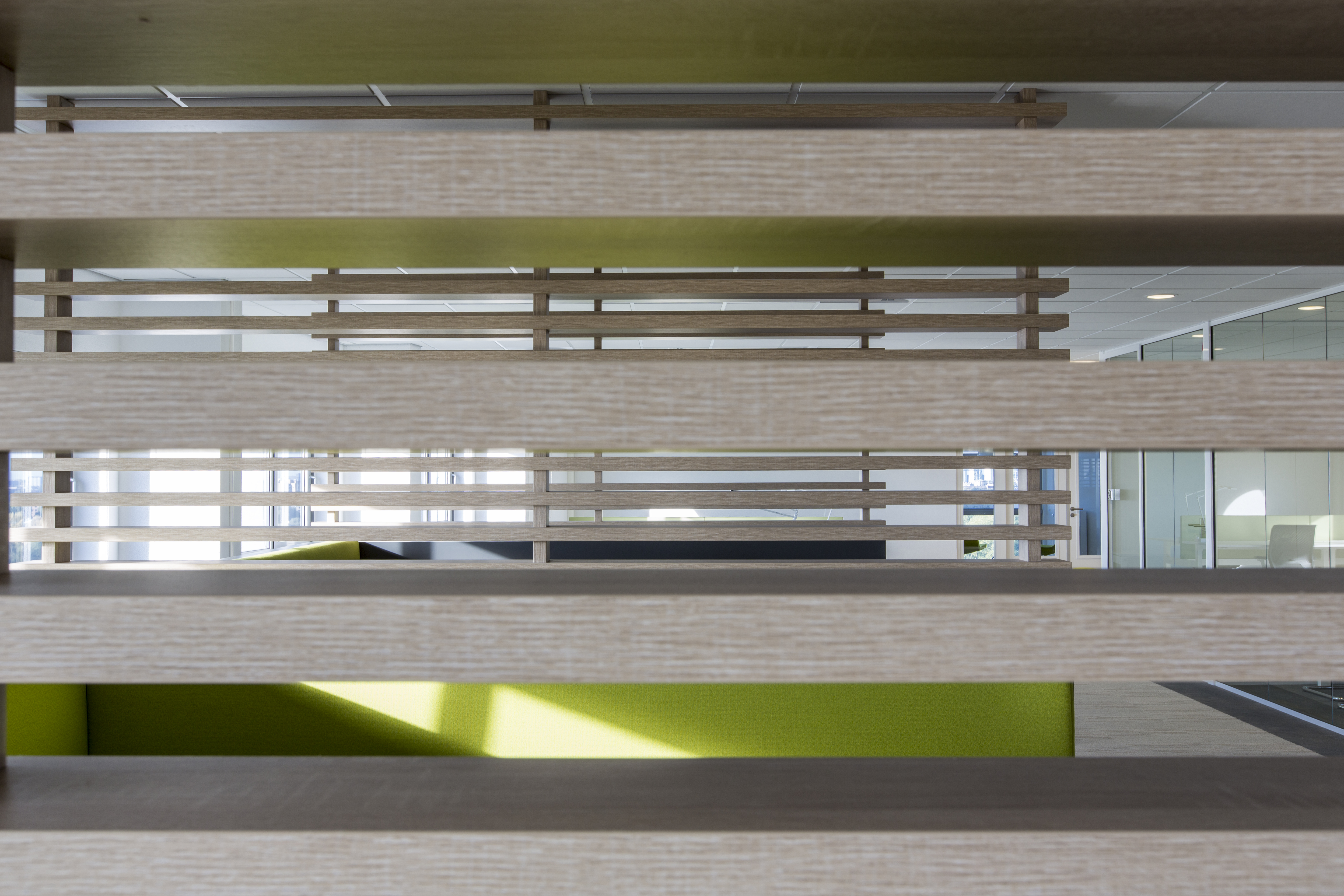 Stylish room ambiance with wooden slats and a fresh accent colour.