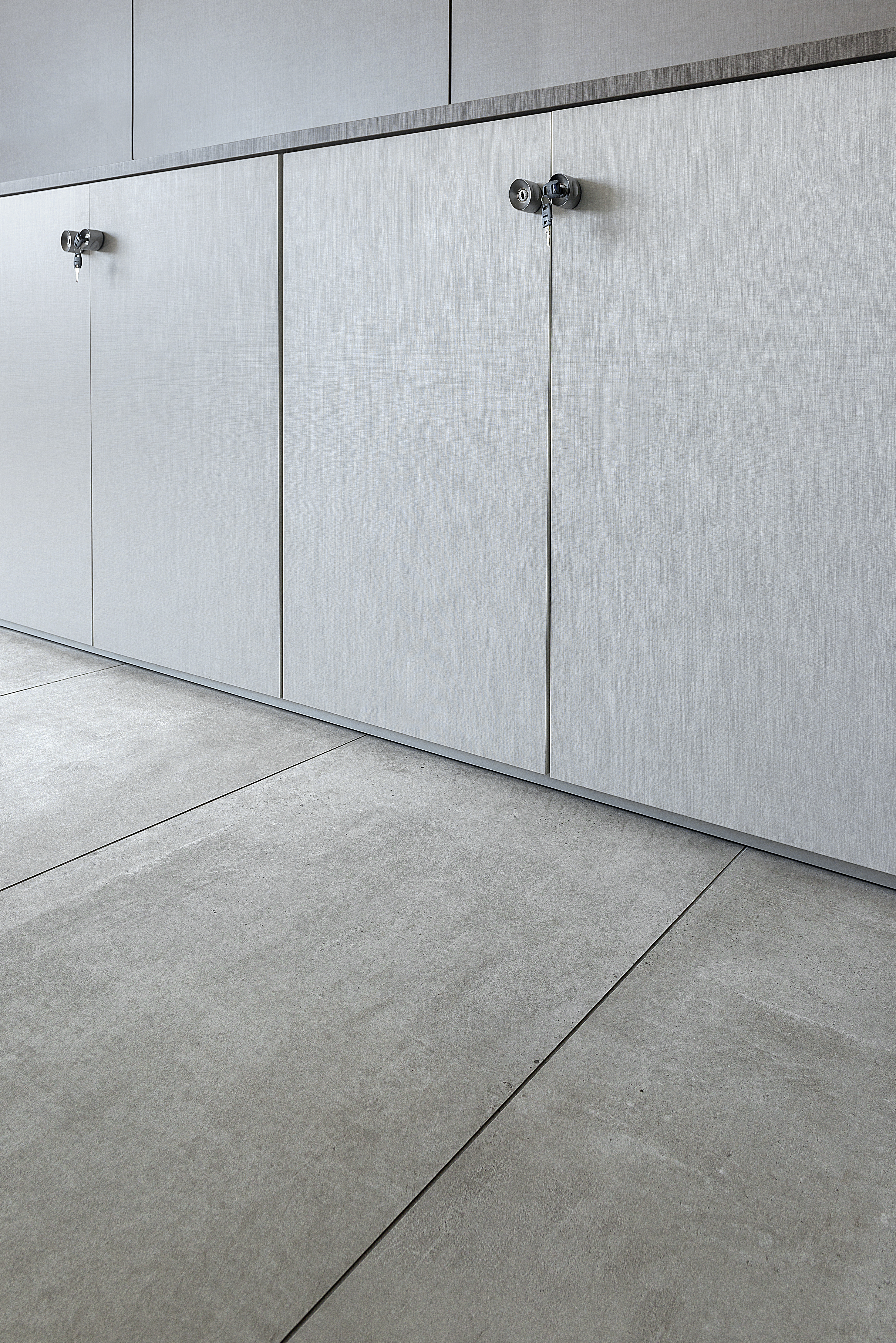 Large-format grey concrete-effect tiles for modern interiors.