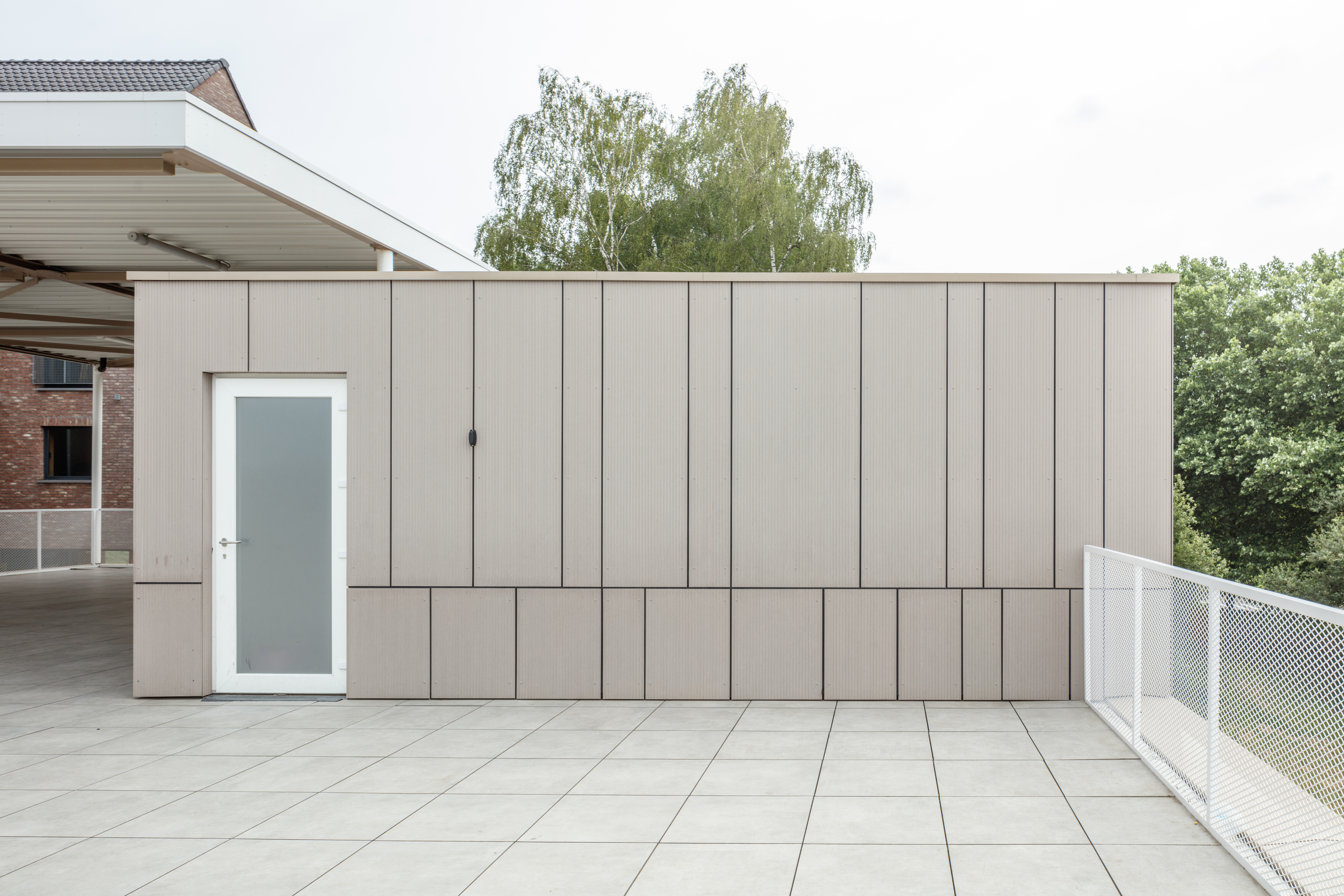 Large-format, light grey outdoor tiles on a modern terrace.