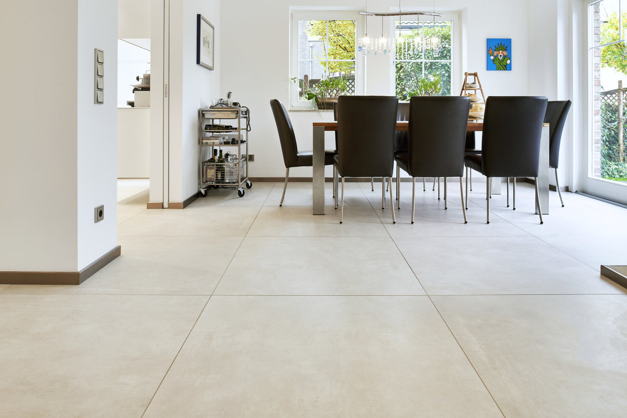 Large-format, light porcelain stoneware tiles in the dining area.