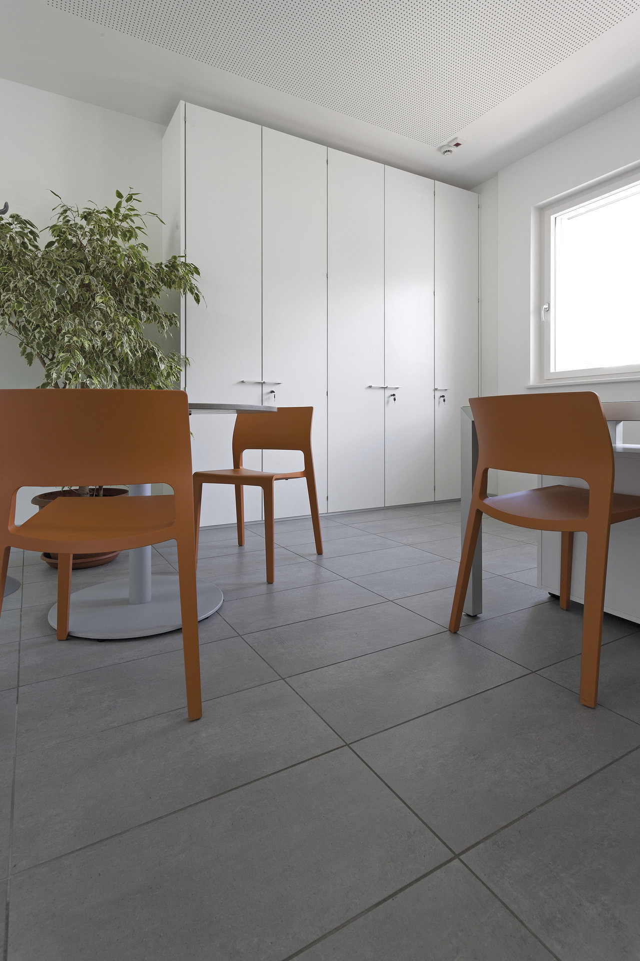 High-quality large-format grey tiles for modern interiors.
