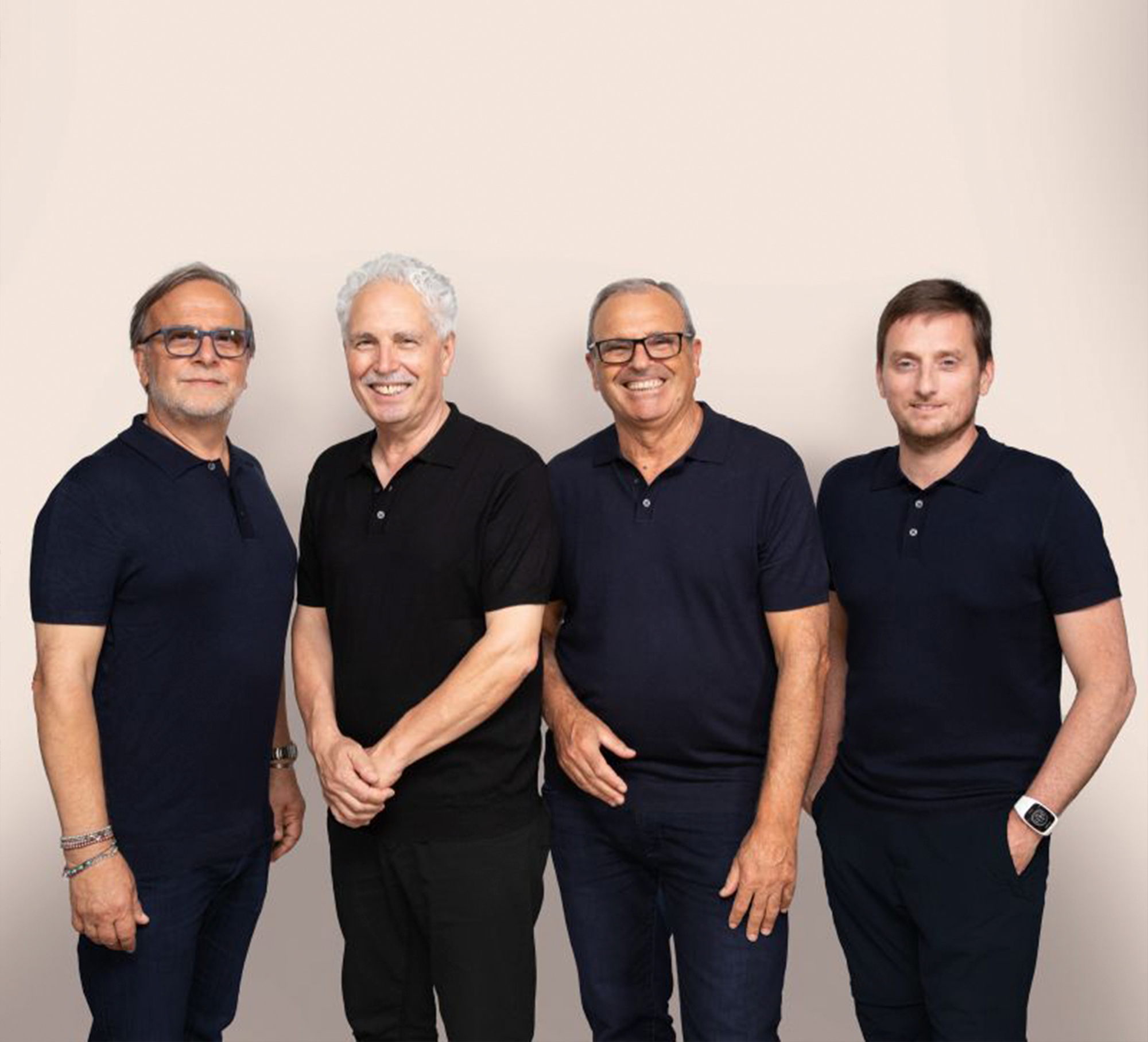 Four smiling men, the team of your tile online shop for Porcelaingres and Schöner Wohnen tiles.