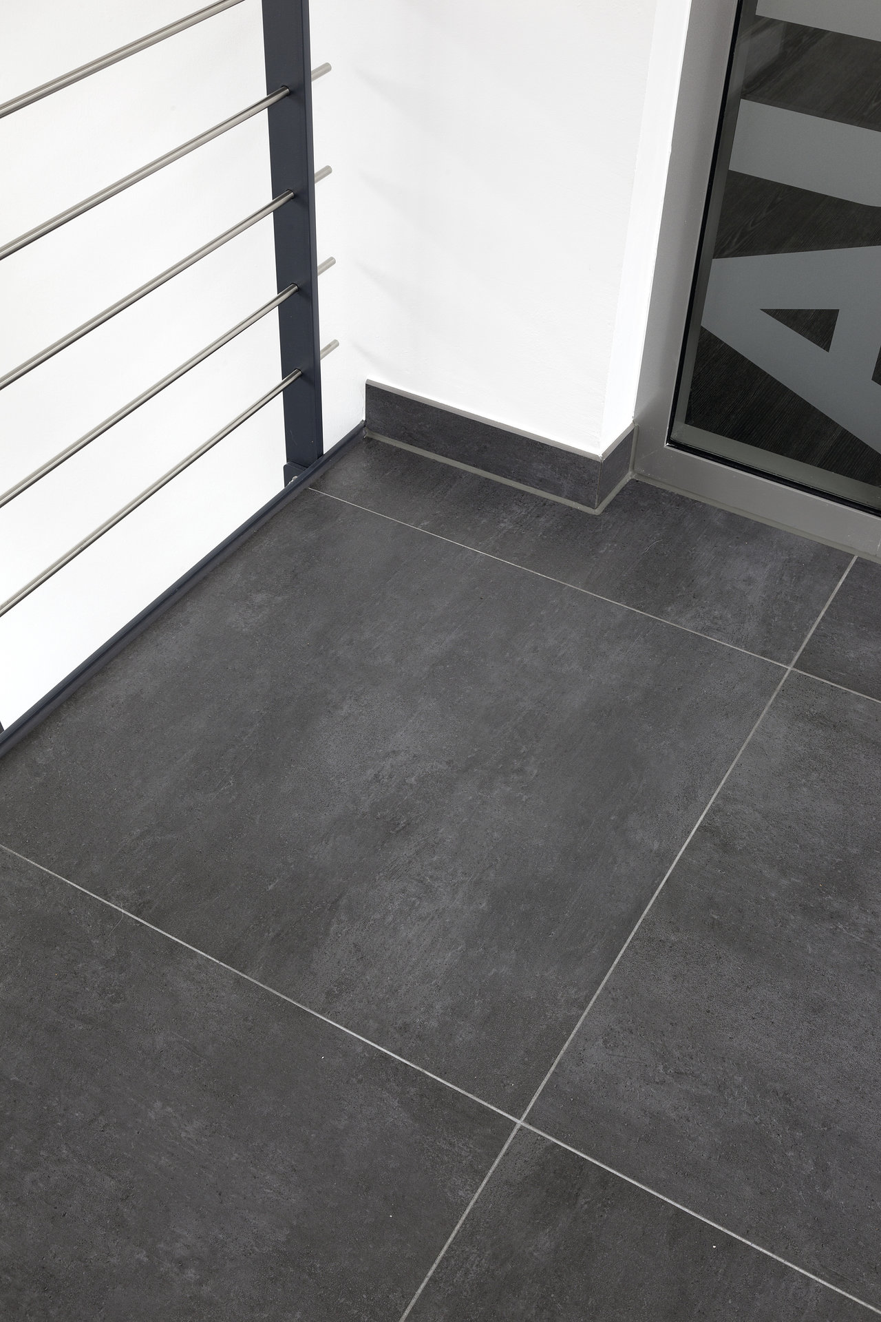 Modern, large-format anthracite tiles with light grout for stylish interiors.