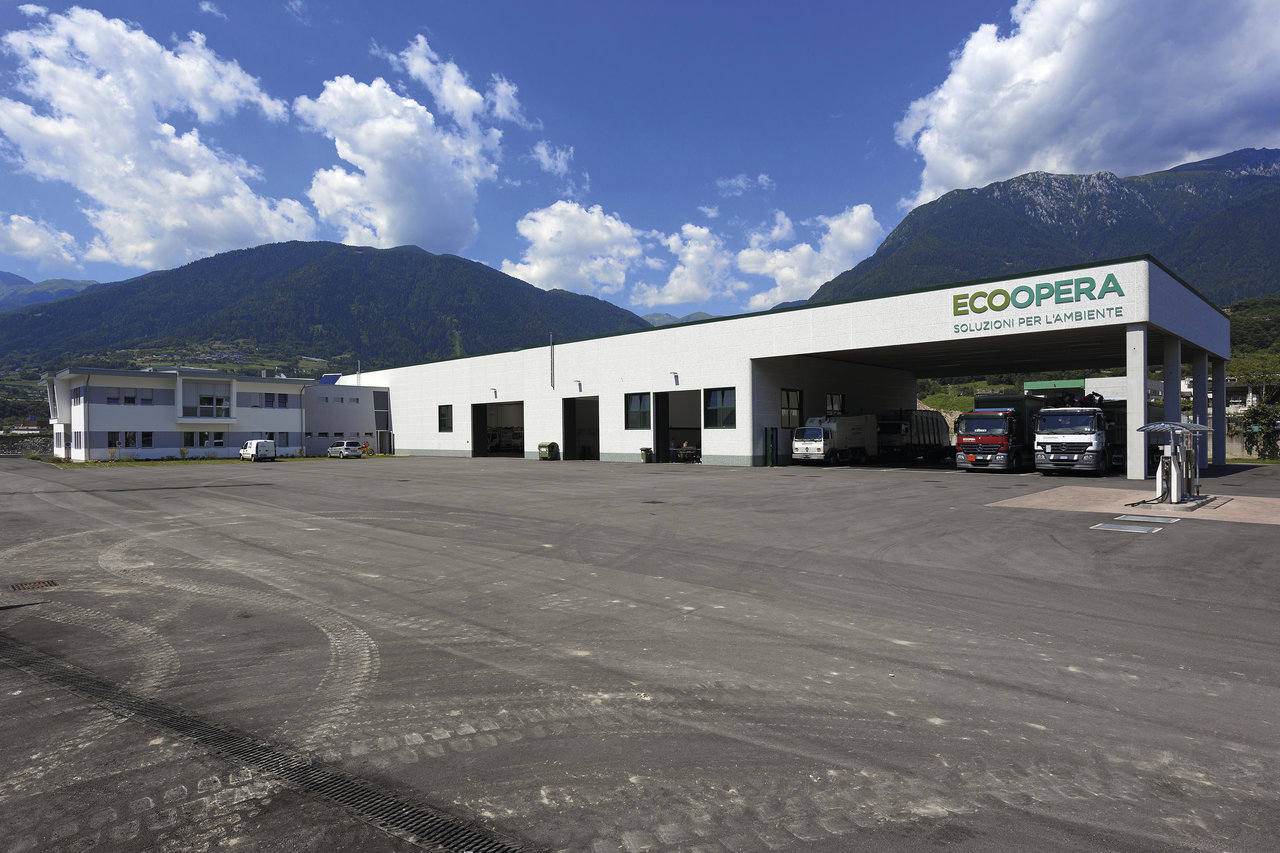 Logistics center for shipping Porcelaingres and Schöner Wohnen tiles.