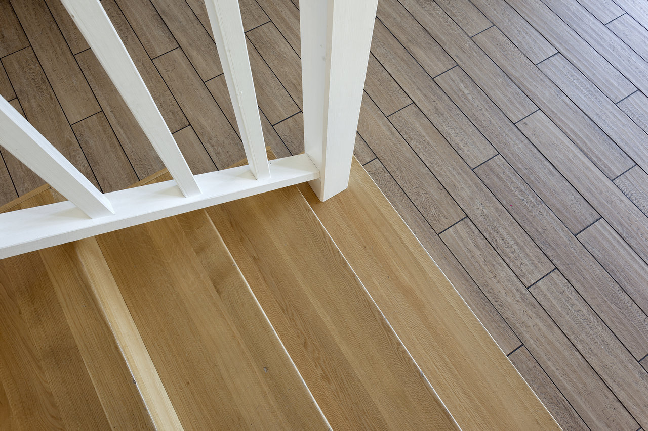High-quality wood-look indoor tiles, combined with a wooden staircase.