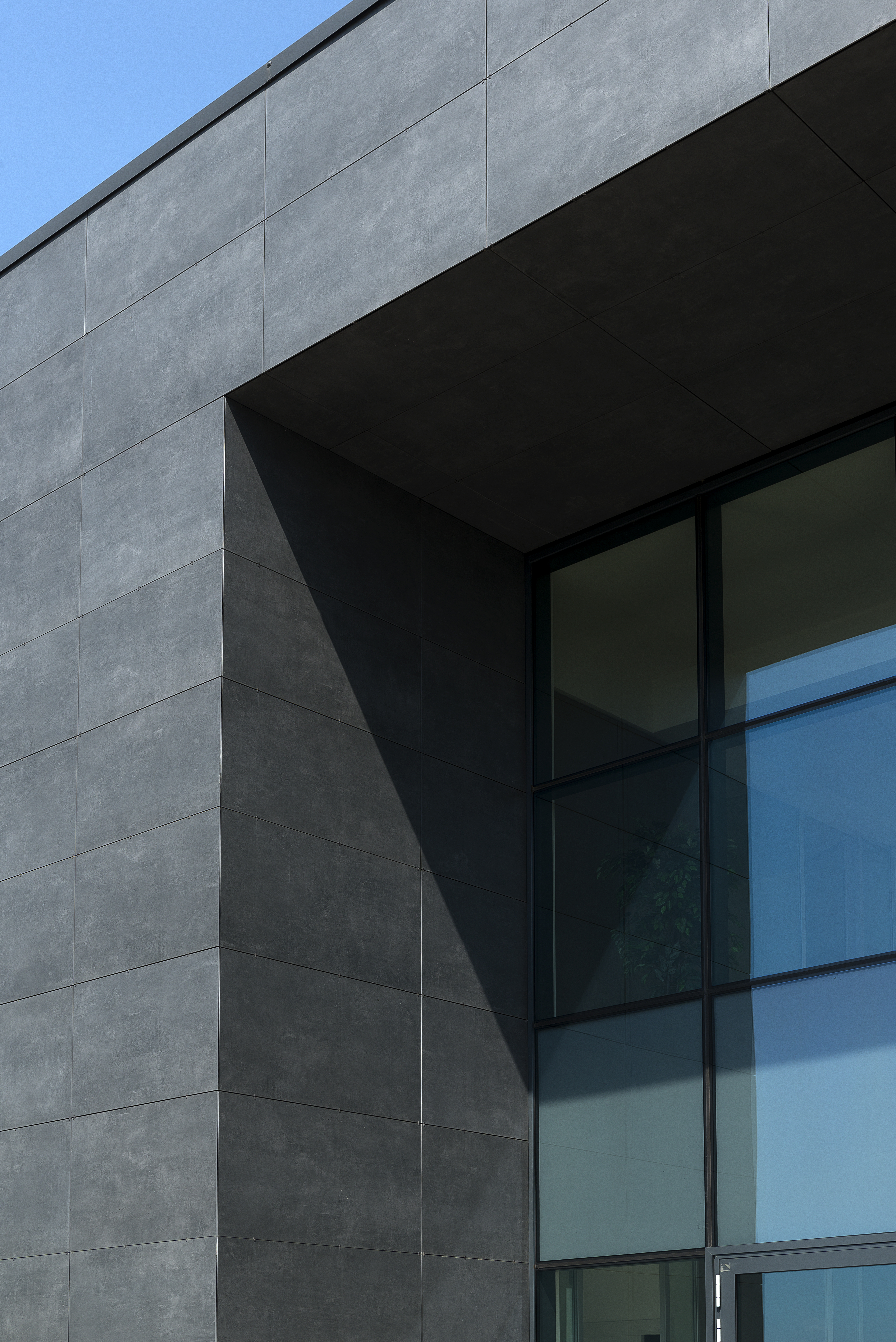 Anthracite porcelain tiles on a contemporary facade.