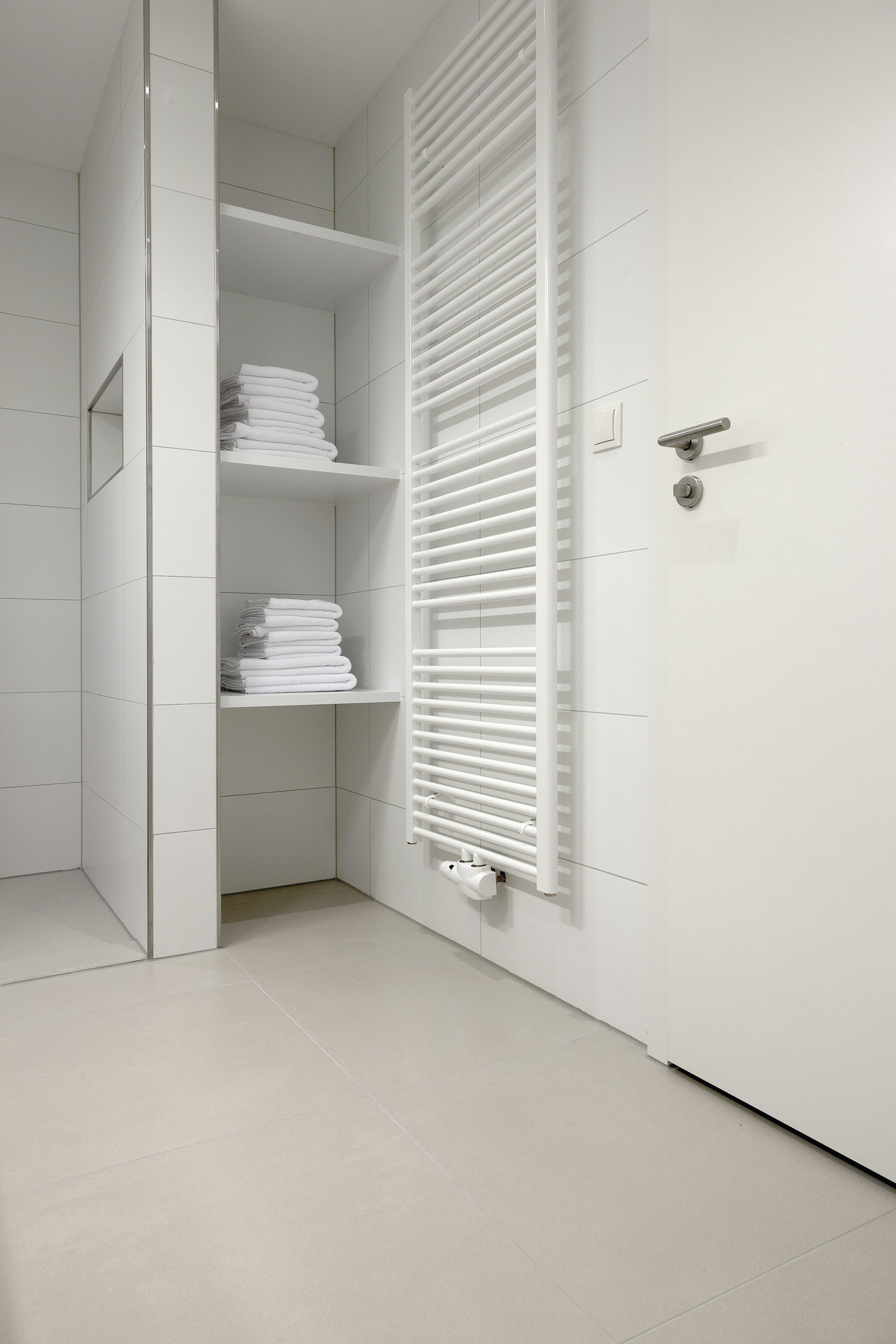 Bright bathroom with high-quality wall and floor tiles by Porcelaingres or Schöner Wohnen Fliesen.