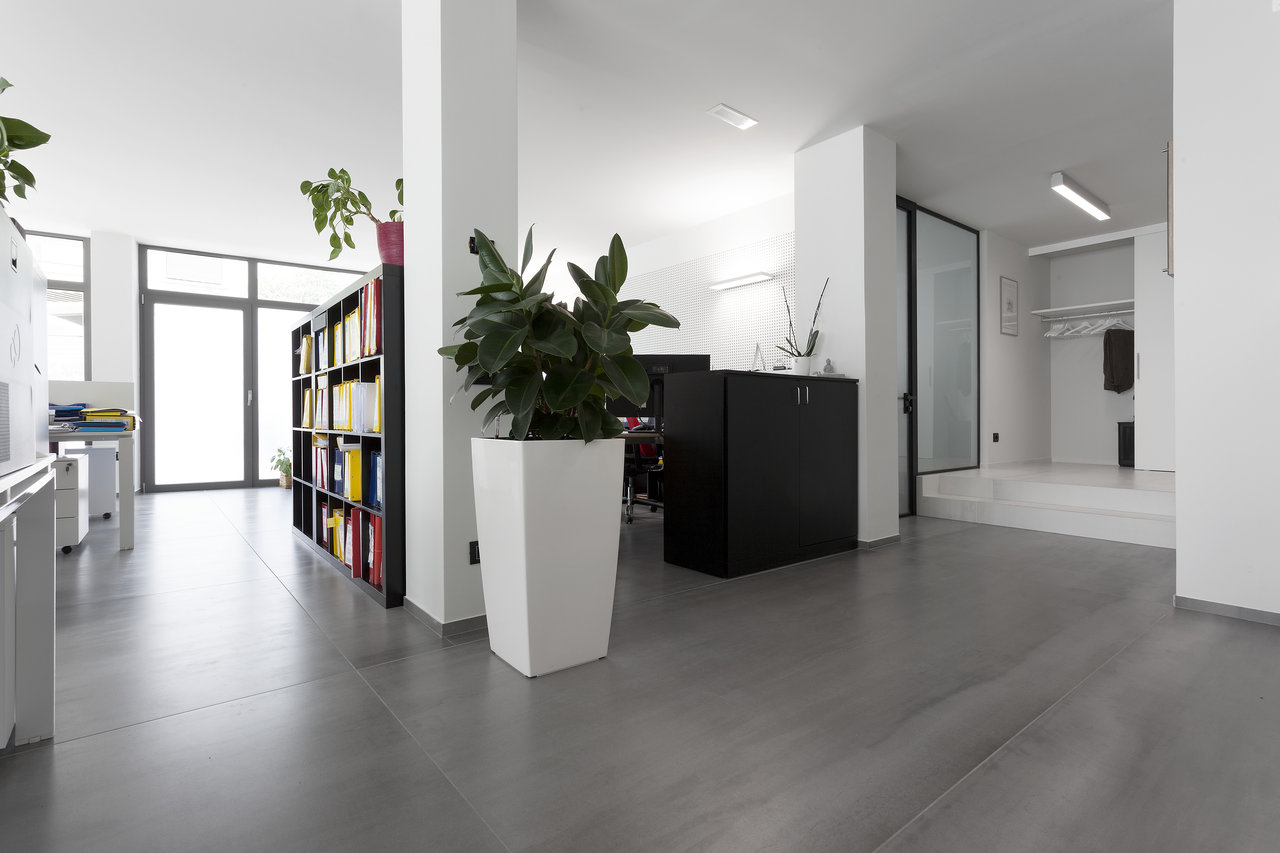 Bright, modern office with large-format grey tiles. Ideal for stylish and easy-care interiors.