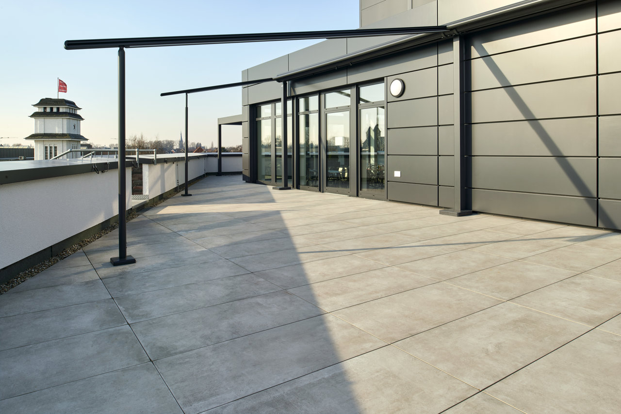 Spacious roof terrace with high-quality grey outdoor tiles.