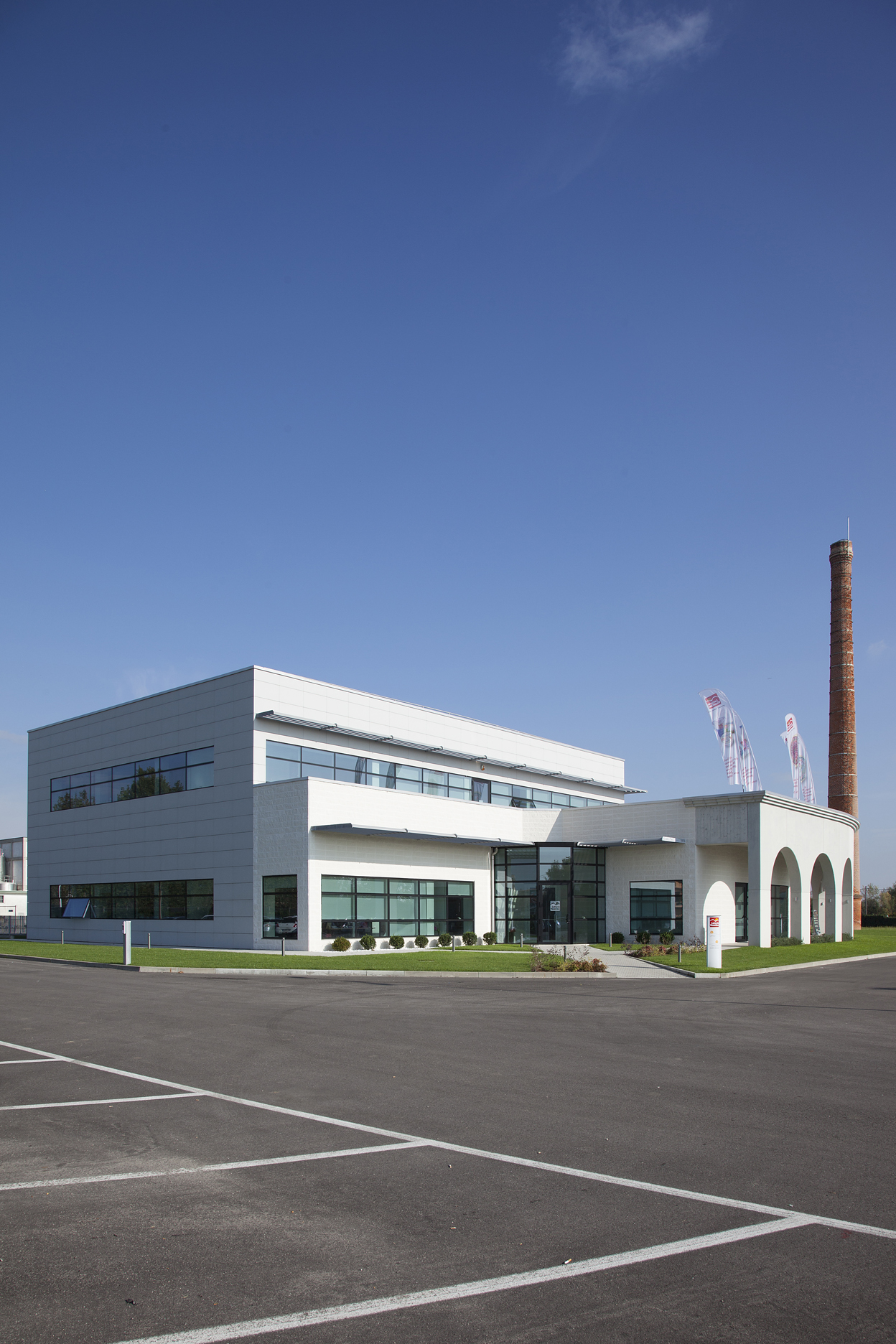 Porcelaingres: Modern production facility for high-quality tiles.