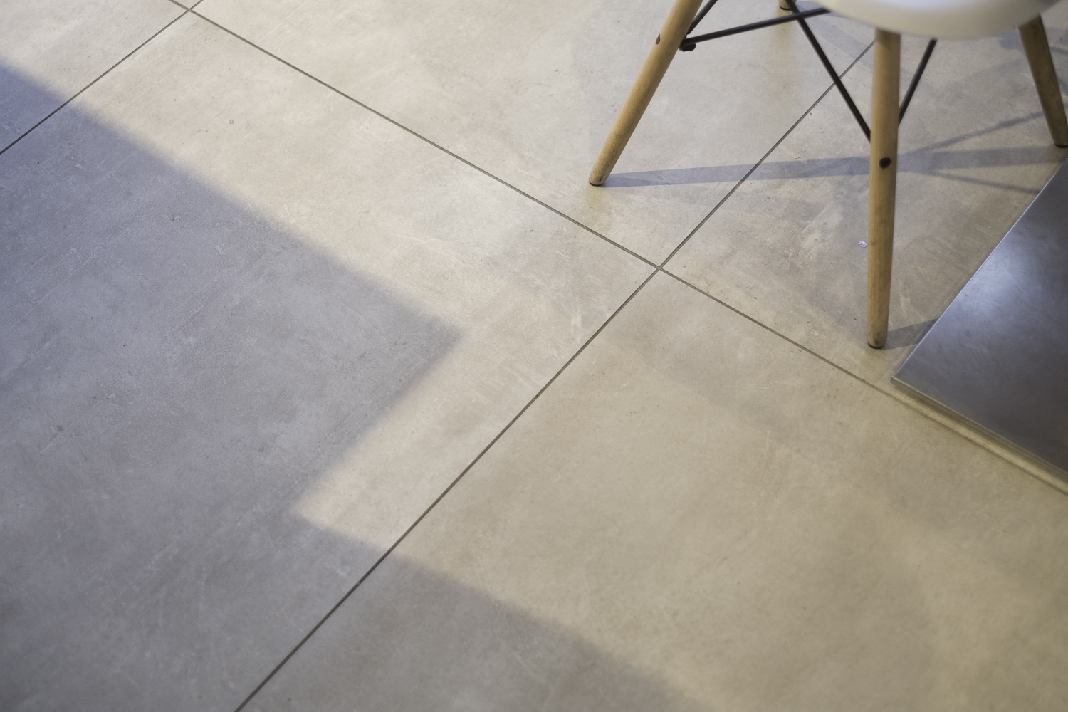 Light, large-format porcelain stoneware tiles with a concrete look for modern interiors.