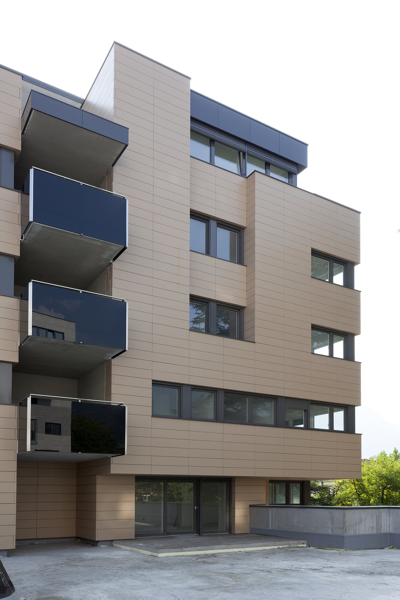 Elegant building facade with high-quality outdoor tiles by Porcelaingres.
