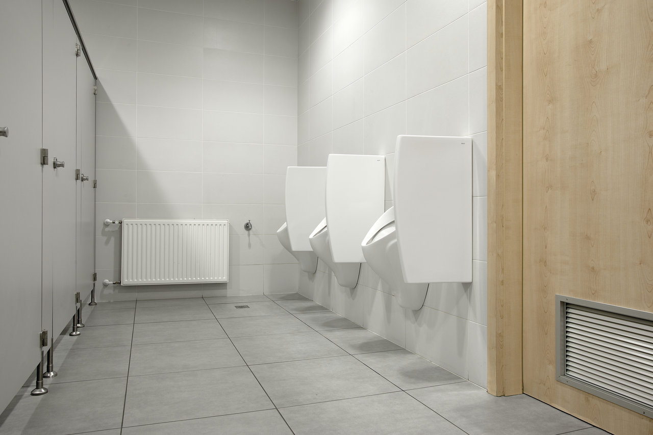 Large-format grey floor tiles and white wall tiles by Porcelaingres in a modern bathroom.
