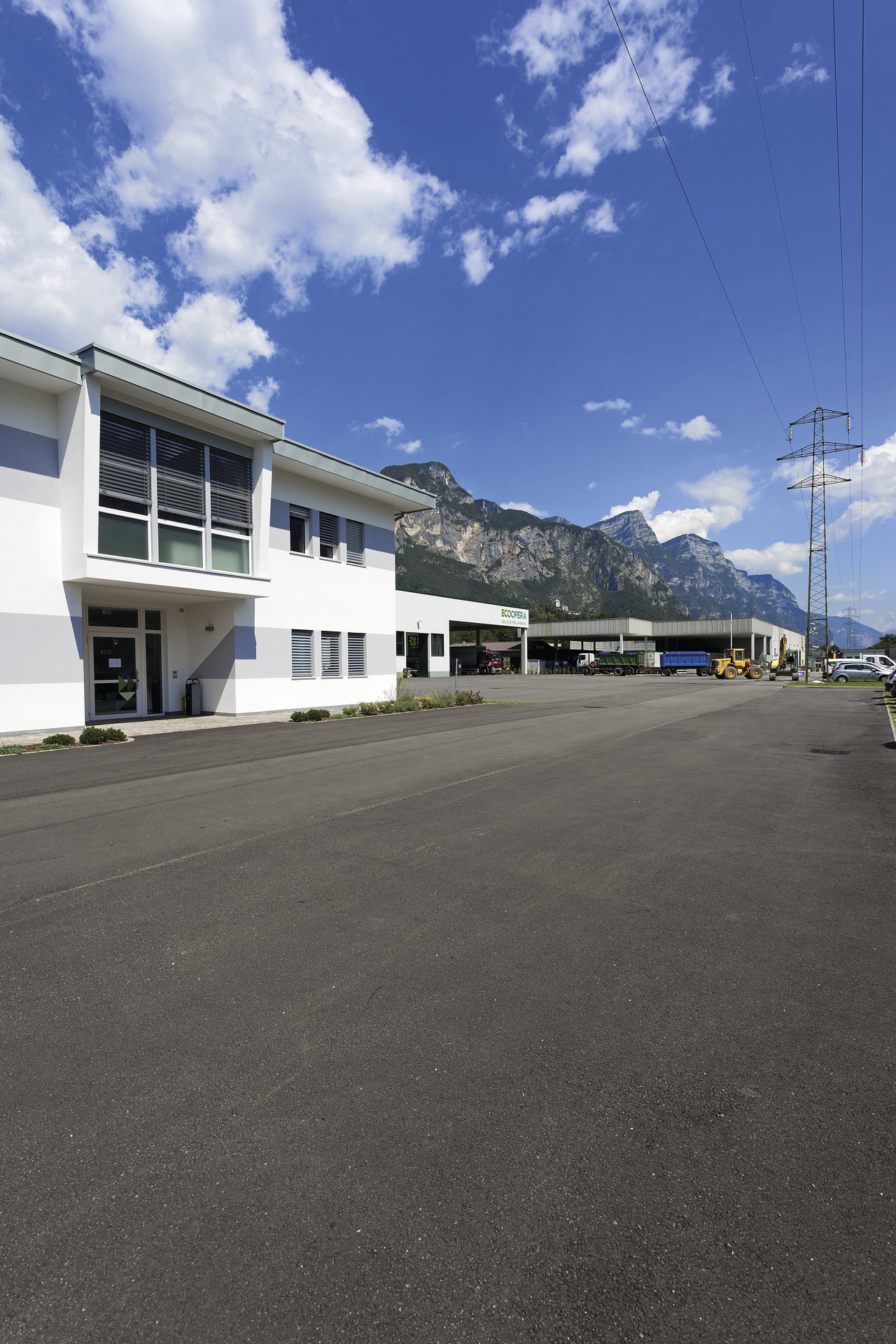 Modern production or warehouse for high-quality tiles from Porcelaingres and Schöner Wohnen.