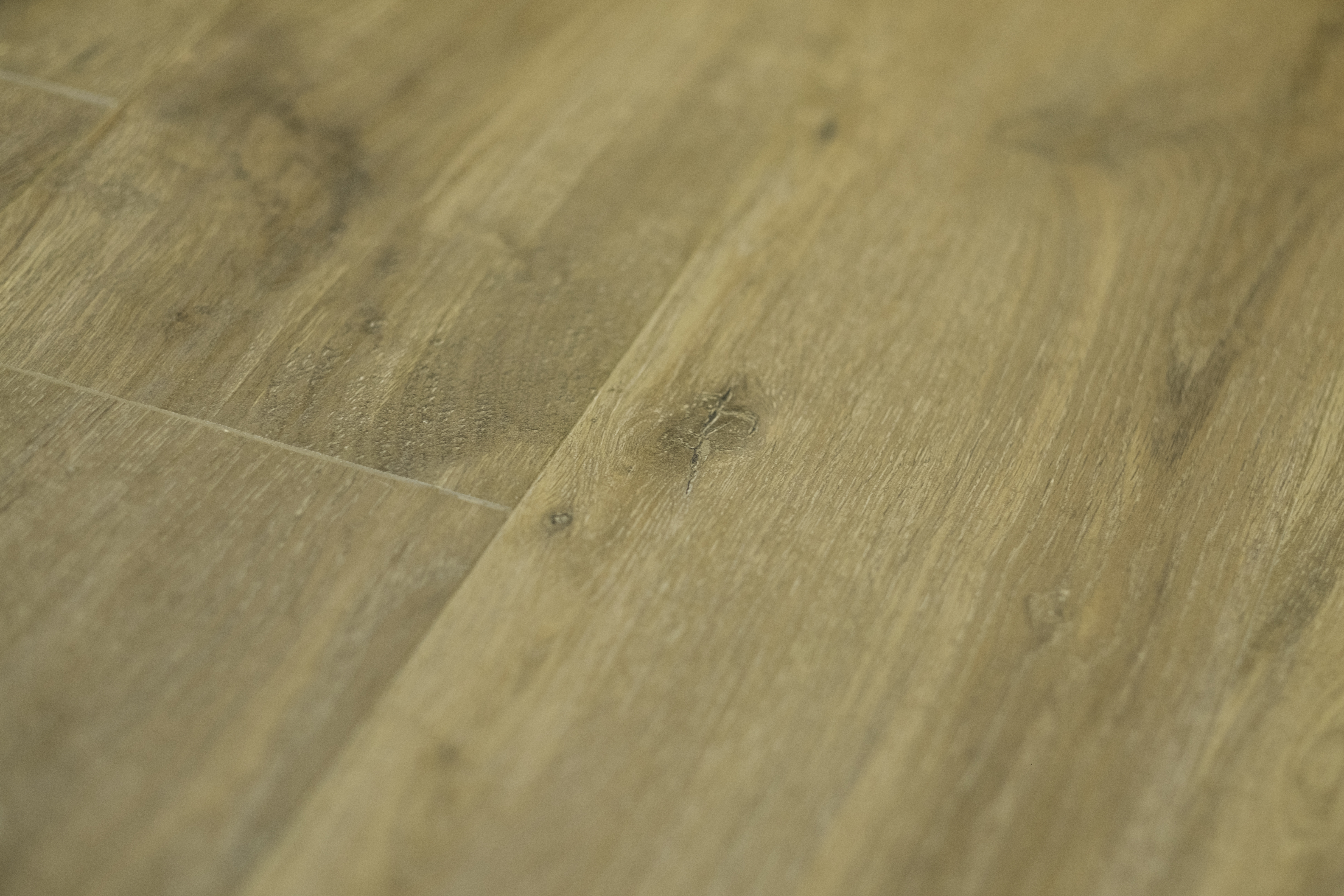 Light wood-effect tile with authentic grain and knots.