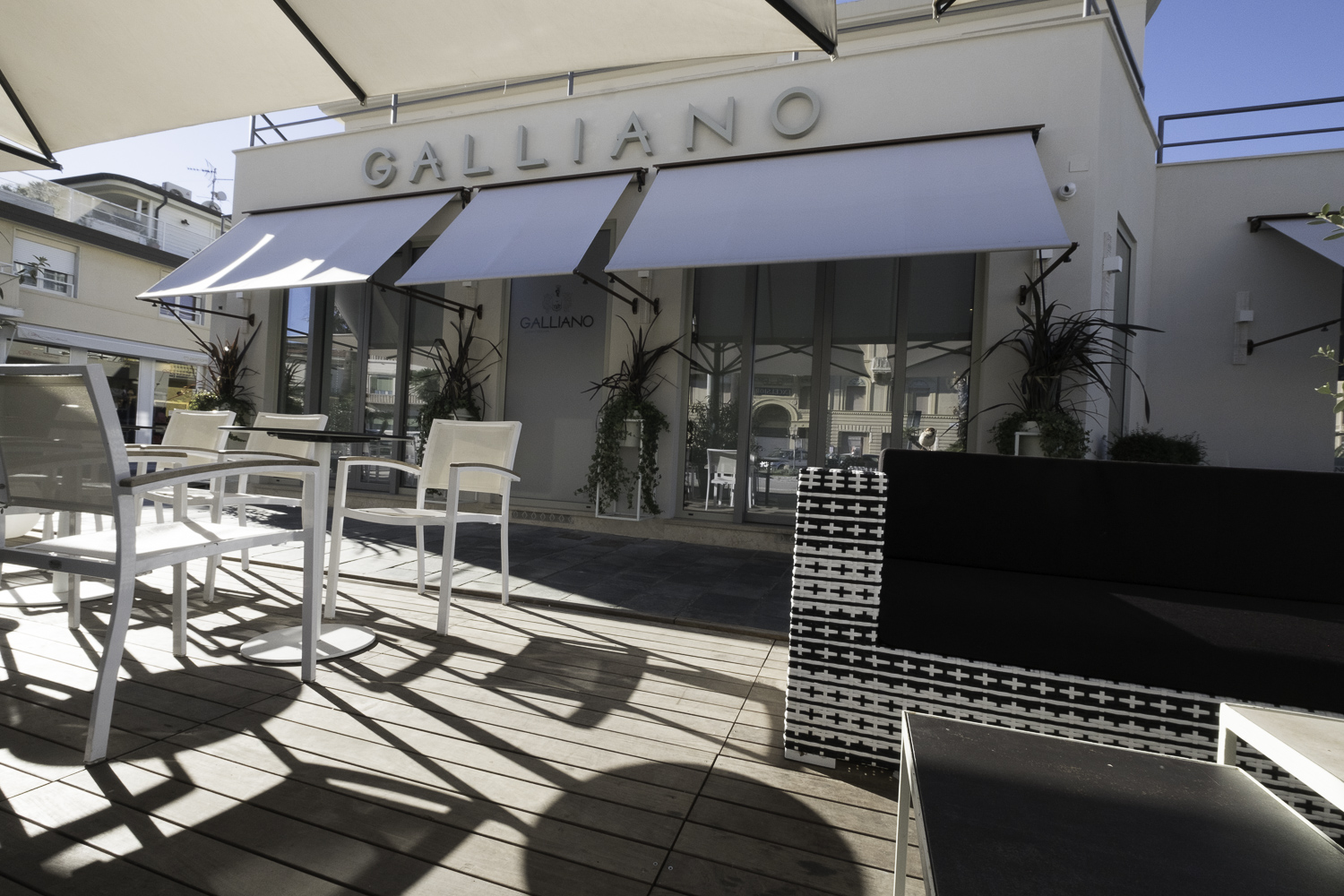 Outdoor area with high-quality wood-effect tiles and comfortable seating.