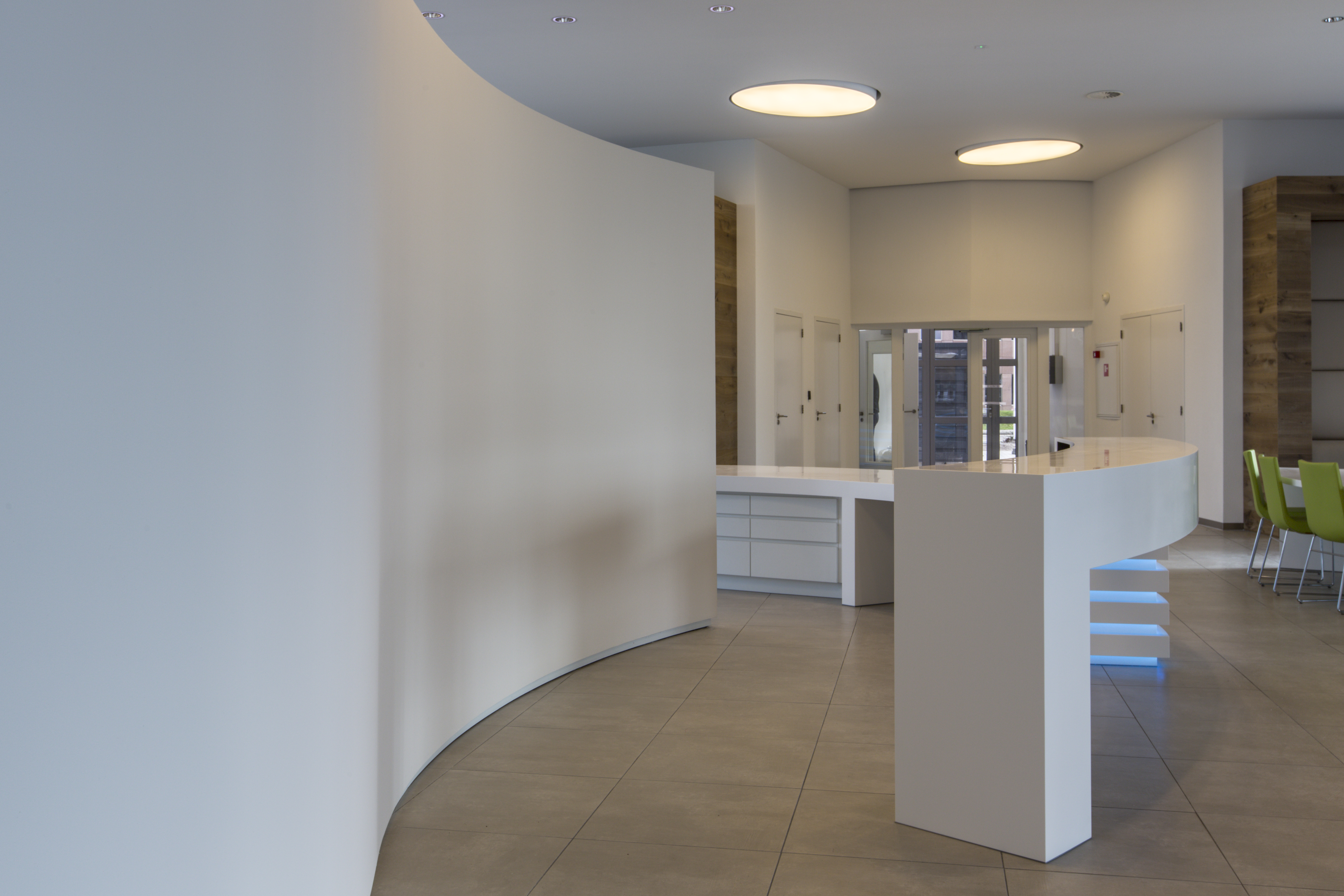 Light-coloured, large-format floor tiles in a modern showroom.