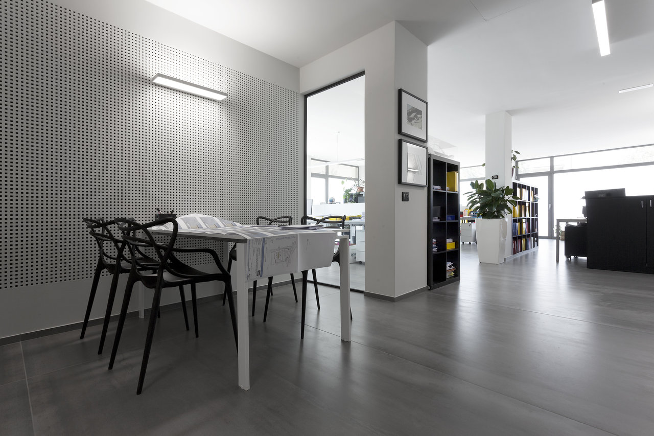 Modern room with elegant, large-format grey floor tiles.