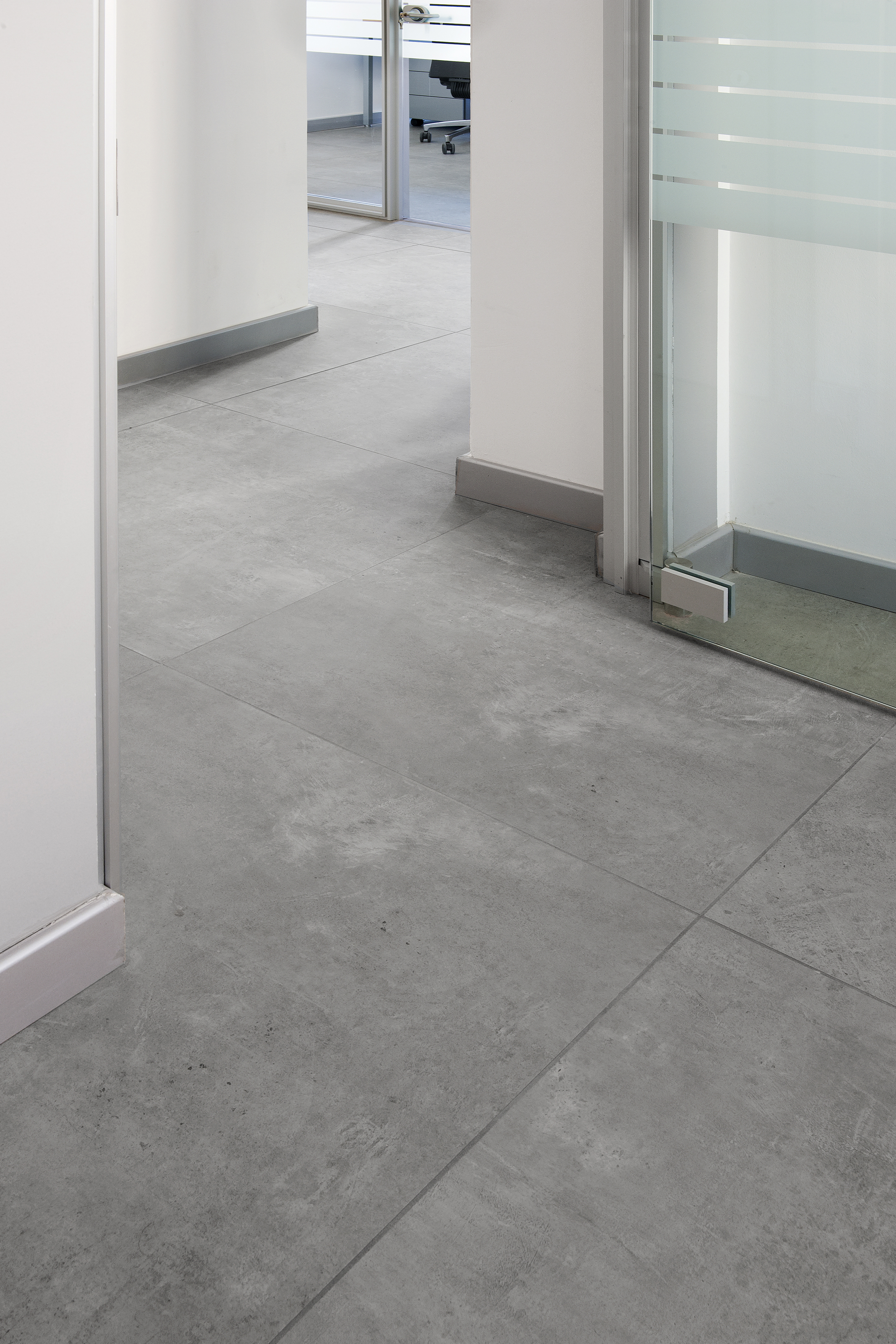 High-quality grey concrete-look indoor tiles.