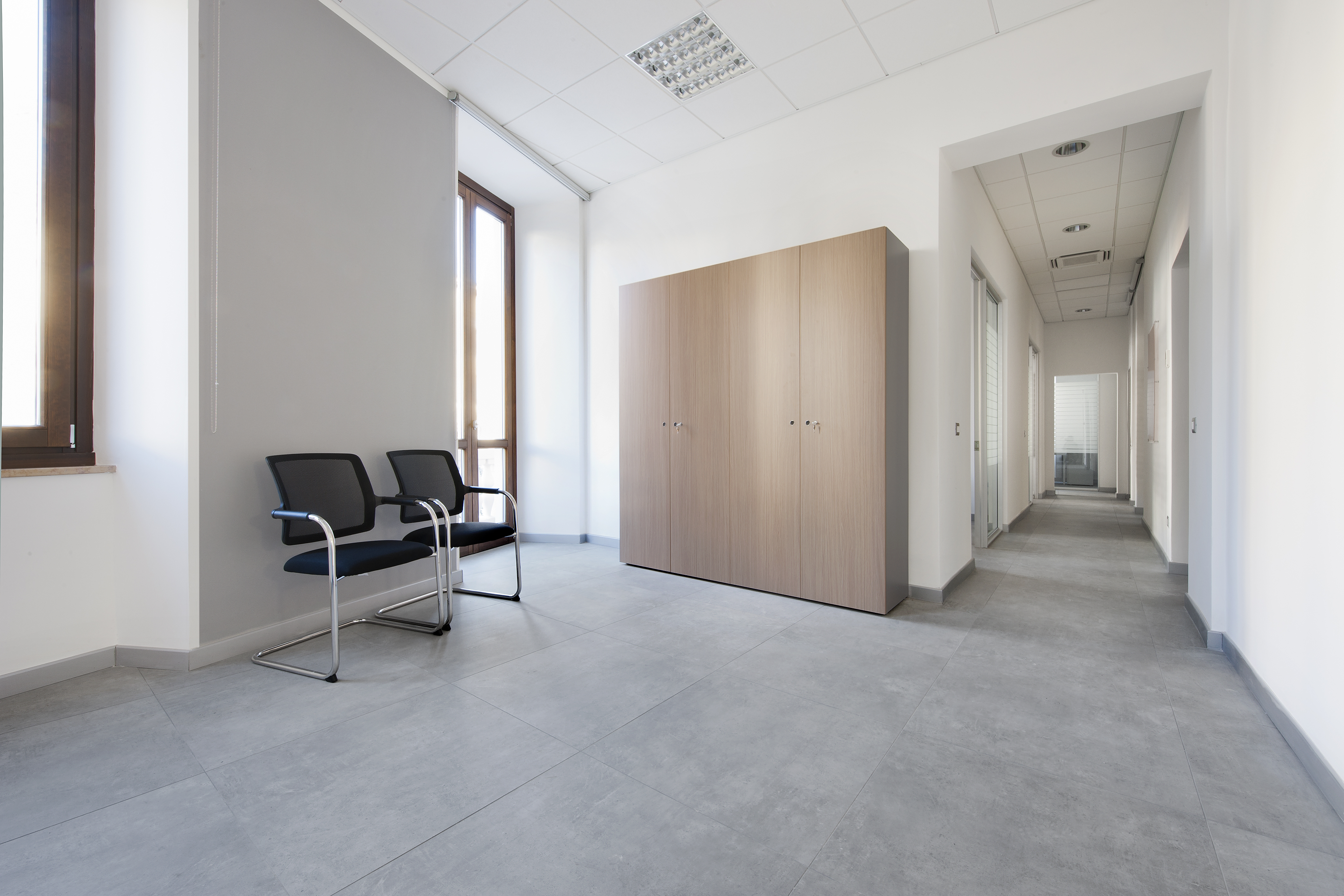 High-quality grey concrete-effect tiles for modern interiors.