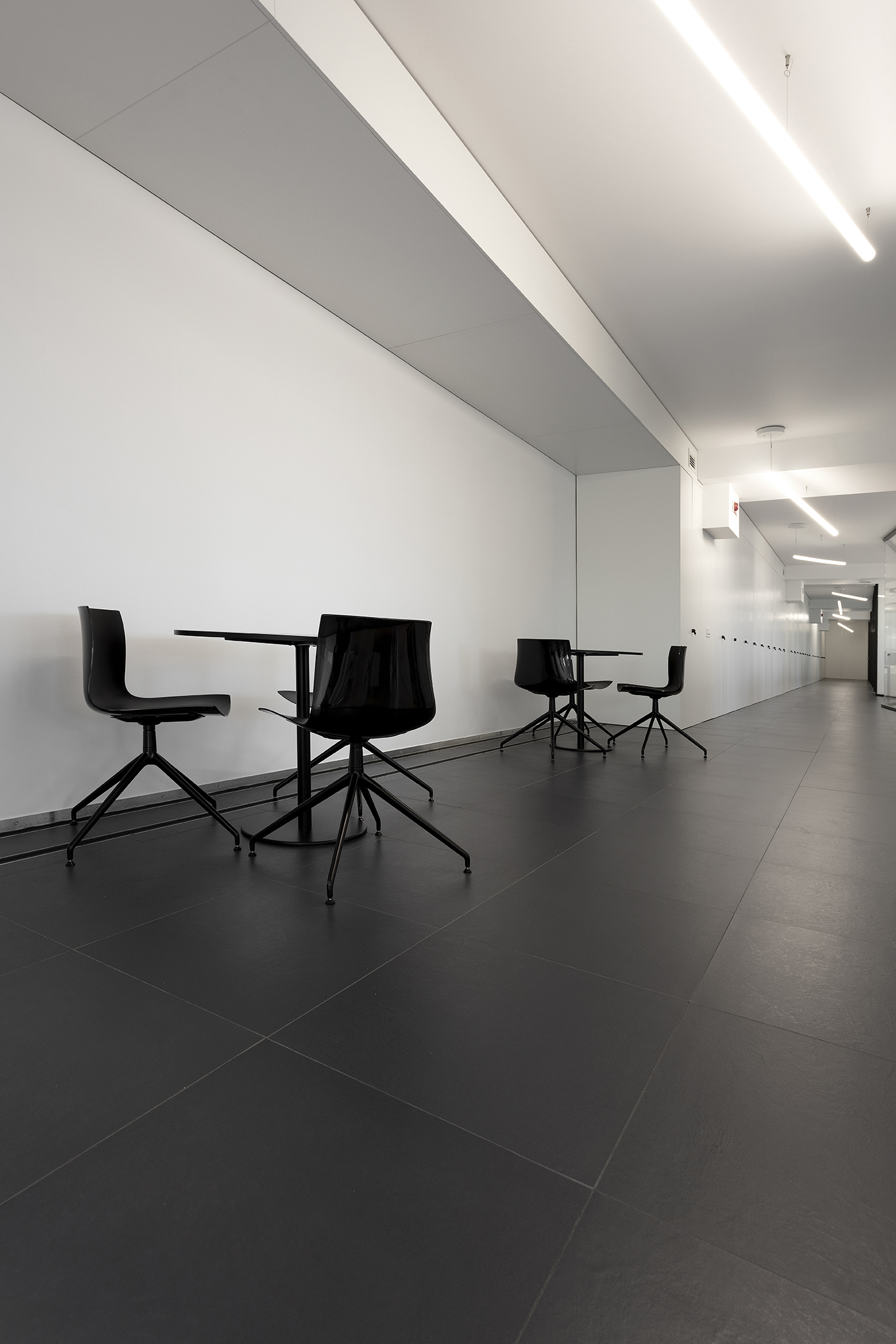 Large-format anthracite tiles with a modern design, ideal for interiors.