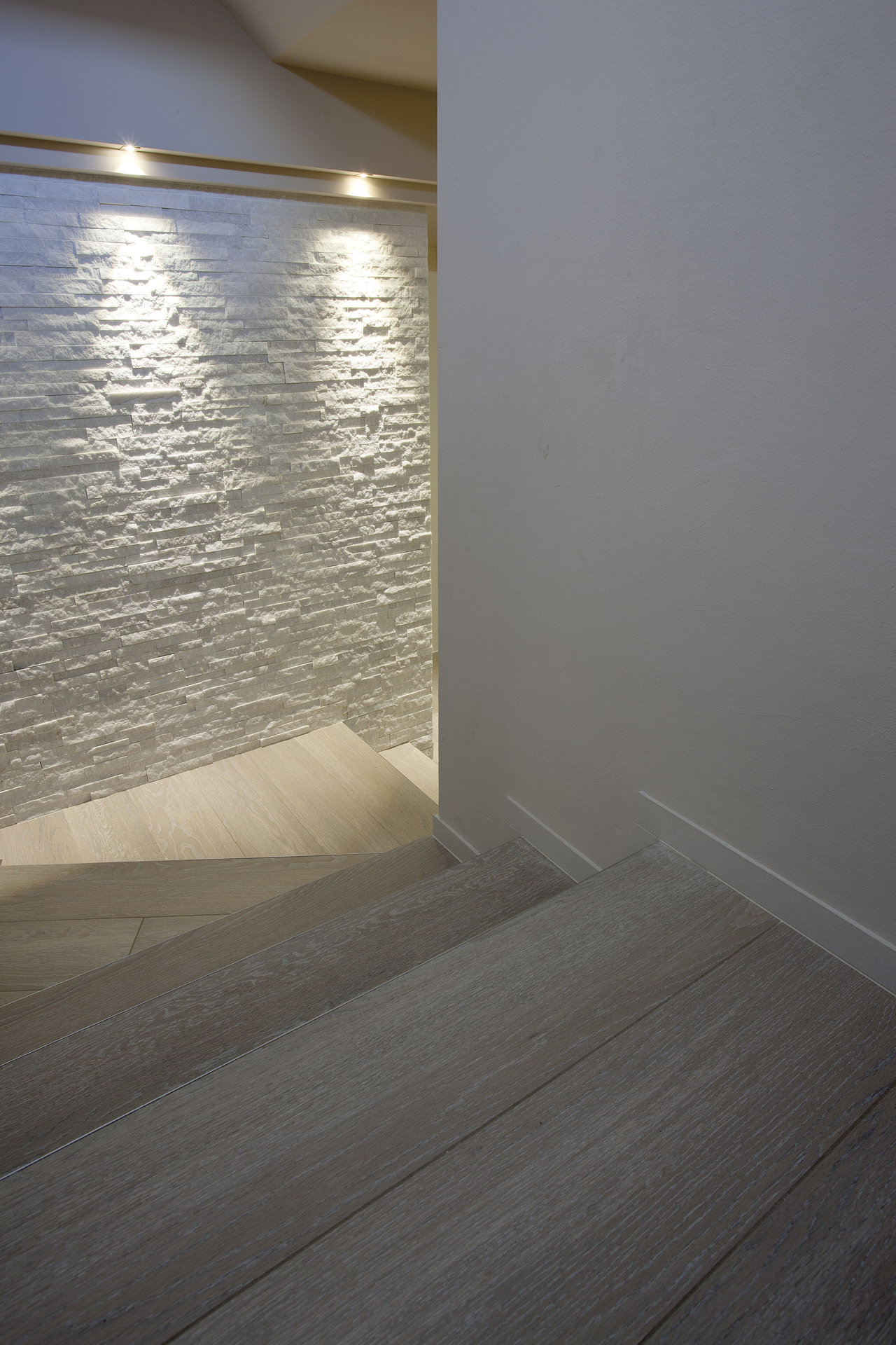 Indoor tiles: Wood-effect stair treads and stone-effect wall cladding.
