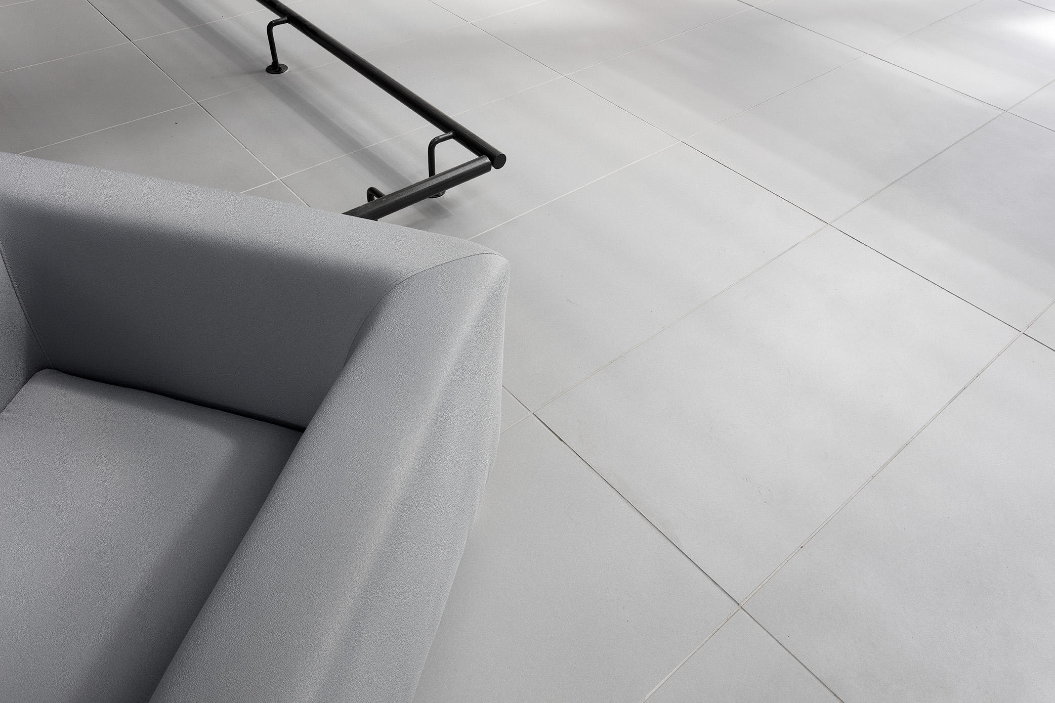 Timeless, light grey tiles by Porcelaingres for an elegant home.